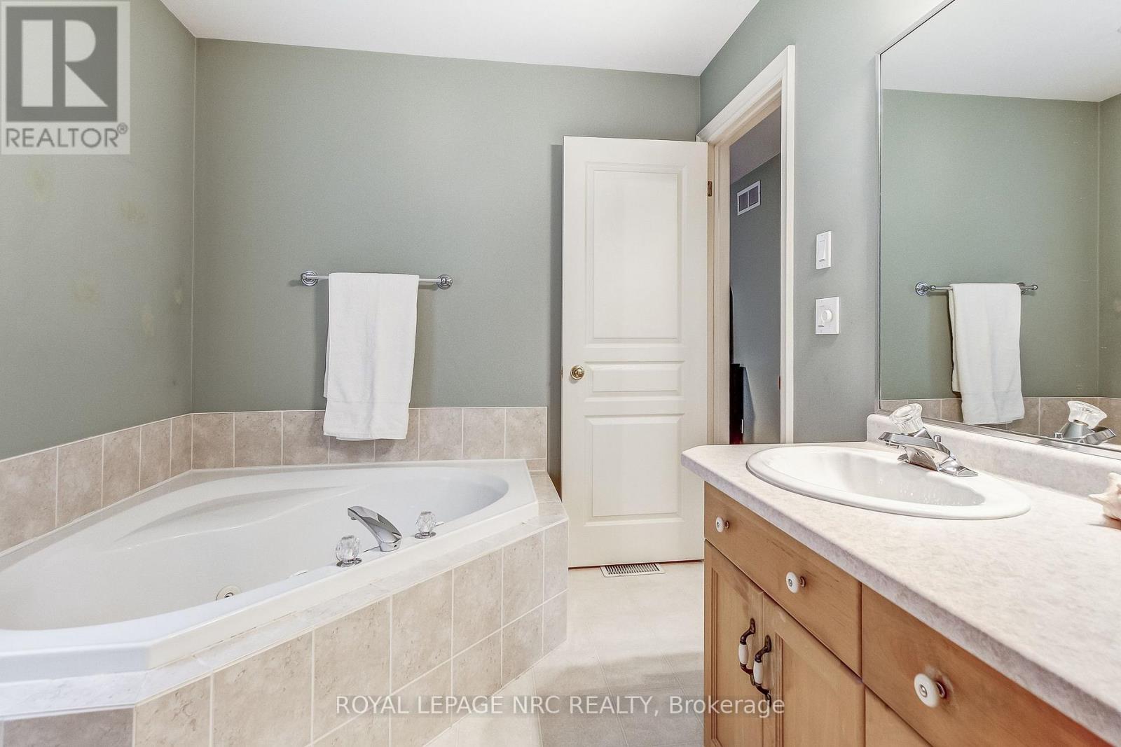 












37 FRONTIER DRIVE

,
Niagara-on-the-Lake (Virgil),




Ontario
L0S1J0

