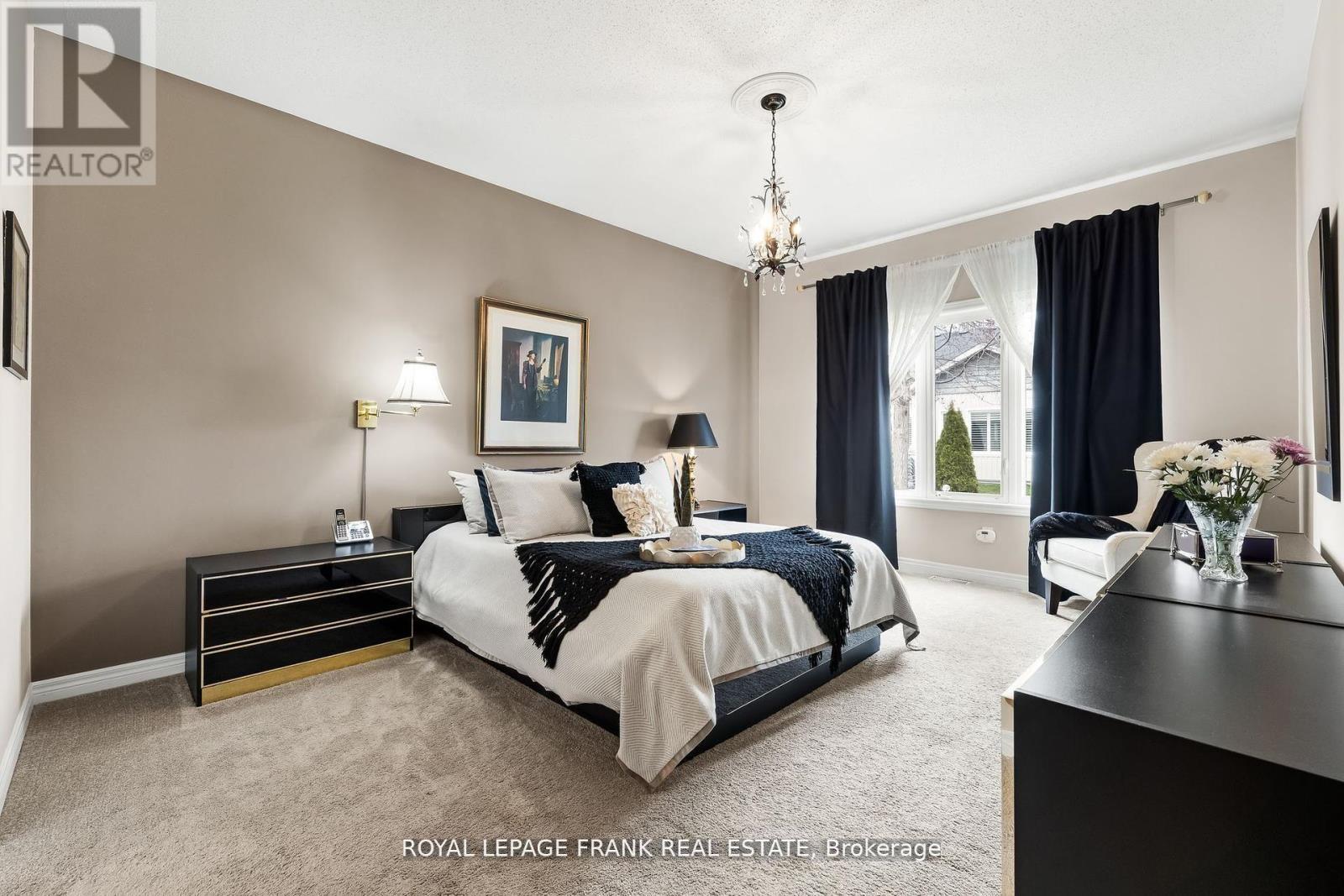 












26 KISSINGBRIDGE LANE

,
Clarington (Newcastle),




Ontario
L1B0B2

