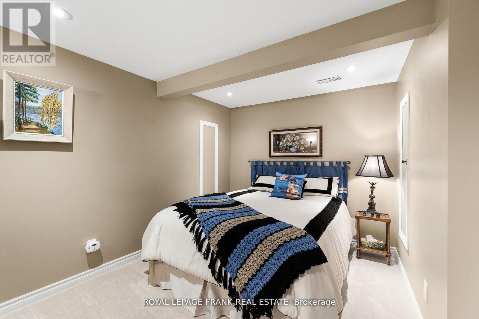 












26 KISSINGBRIDGE LANE

,
Clarington (Newcastle),




Ontario
L1B0B2

