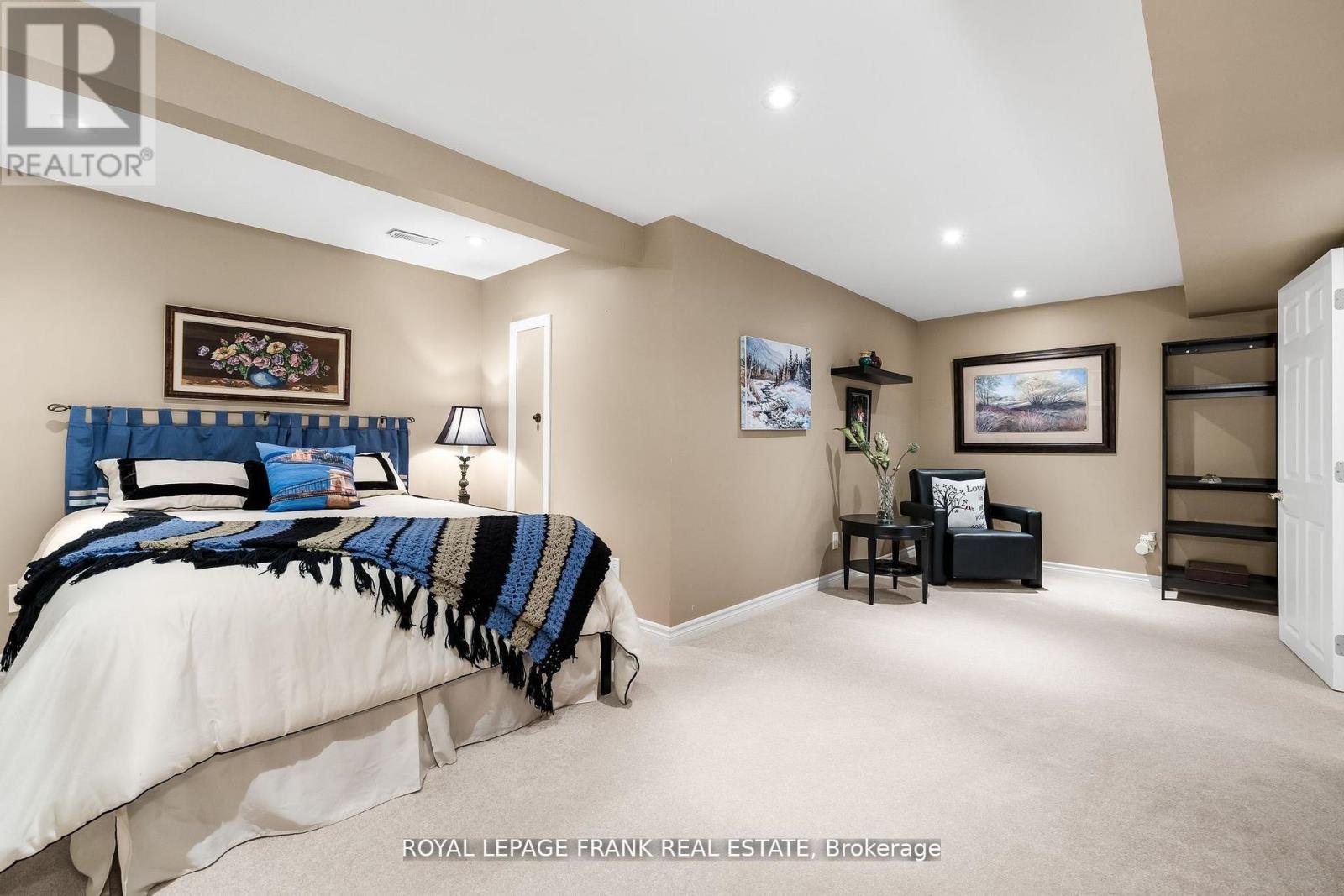 












26 KISSINGBRIDGE LANE

,
Clarington (Newcastle),




Ontario
L1B0B2


