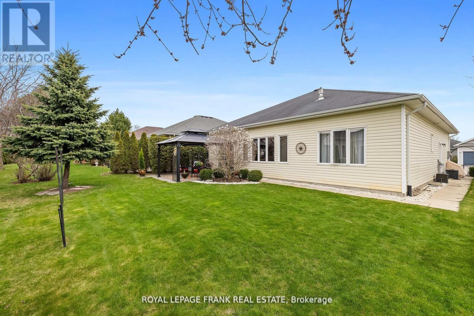 












26 KISSINGBRIDGE LANE

,
Clarington (Newcastle),




Ontario
L1B0B2

