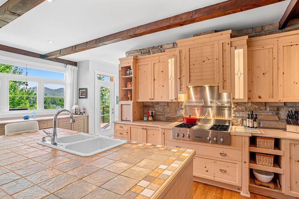 









1056


Ch. Morgan

,
Saint-Adolphe-d'Howard,




QC
J0T2B2

