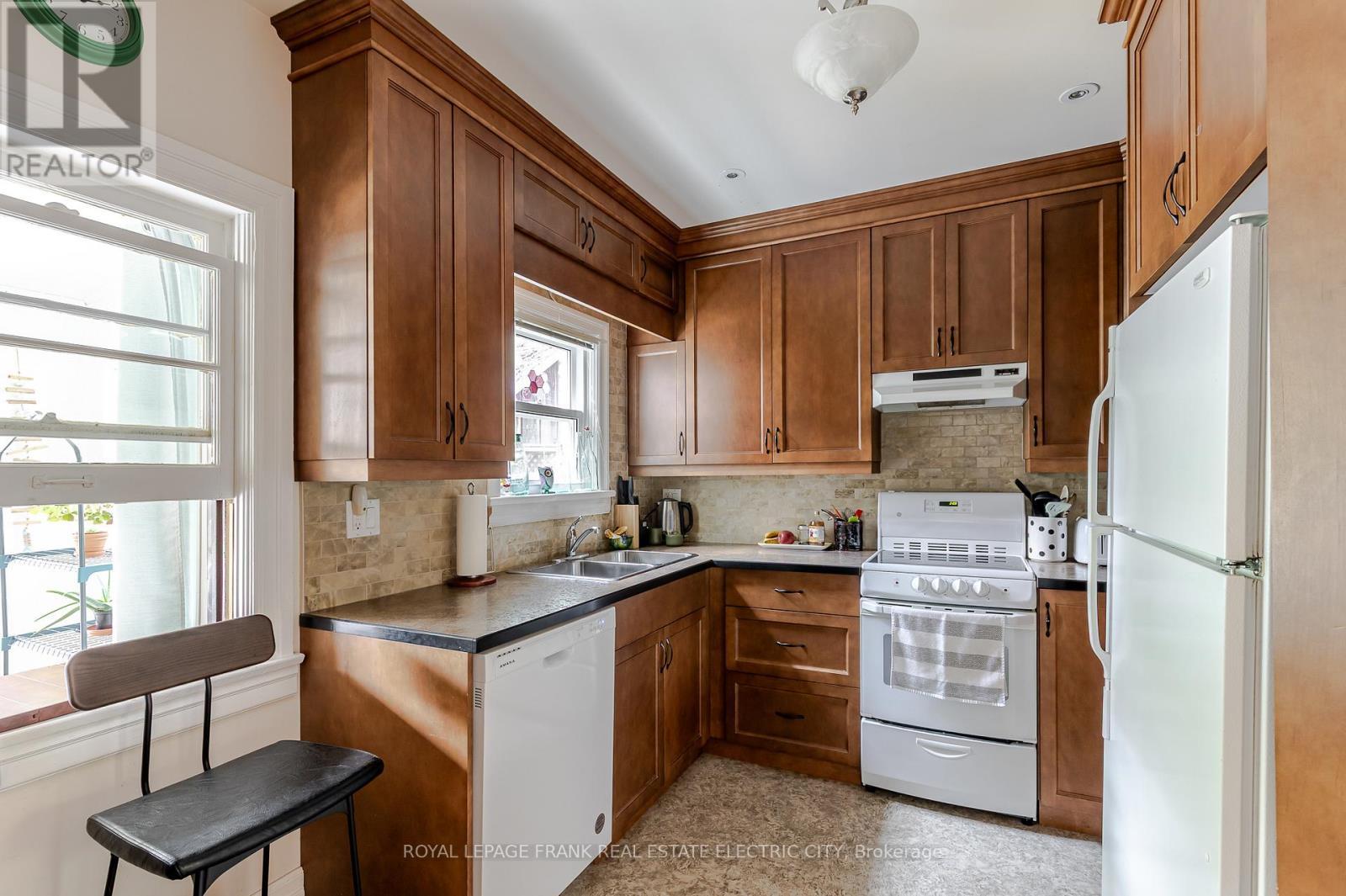 












1307 MONAGHAN ROAD

,
Peterborough Central (Old West End),




Ontario
K9J5L9

