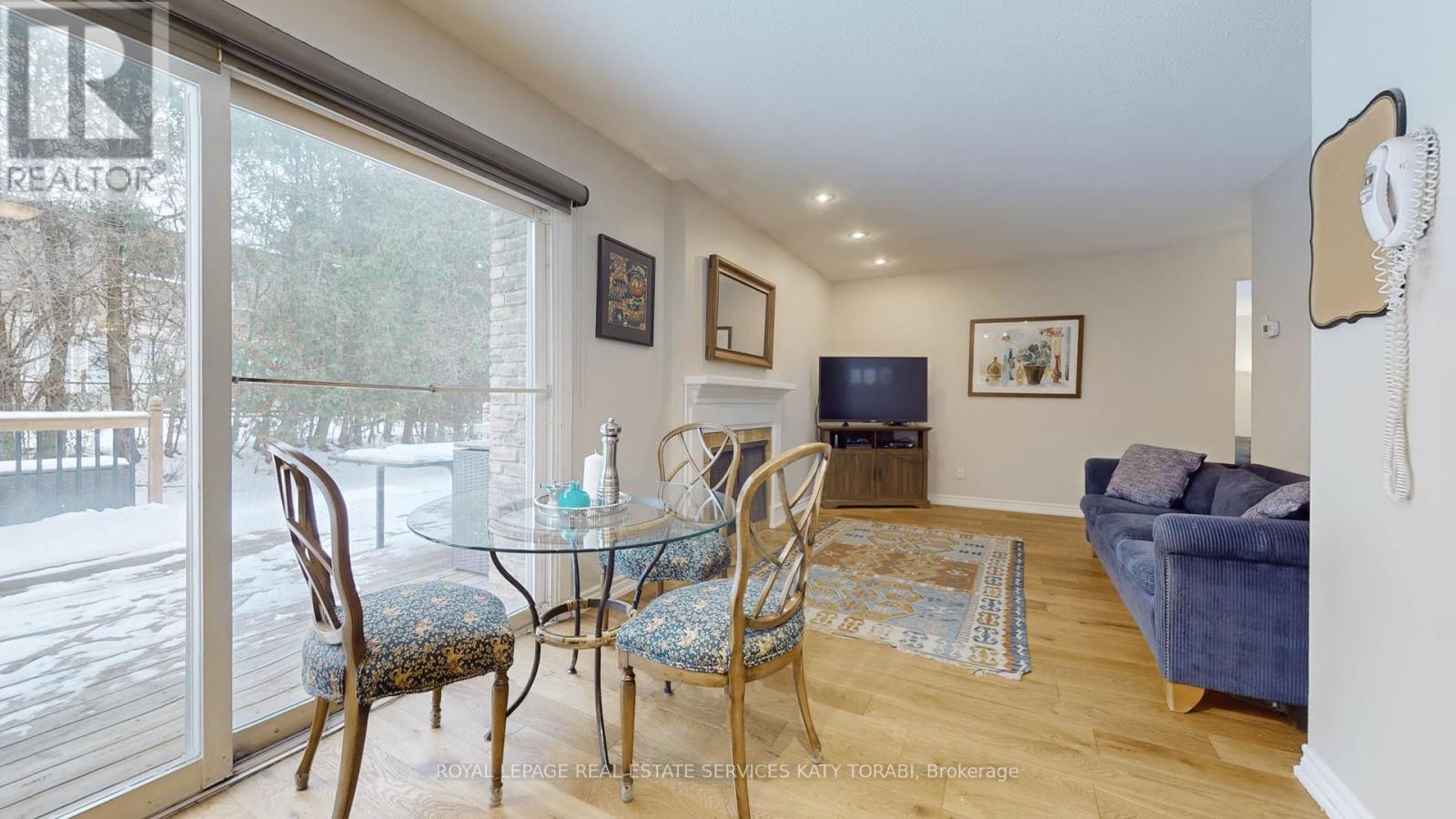 












52 LEACOCK CRESCENT

,
Toronto,




Ontario
M3B1P1

