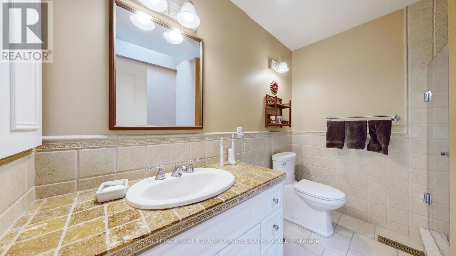 












52 LEACOCK CRESCENT

,
Toronto,




Ontario
M3B1P1

