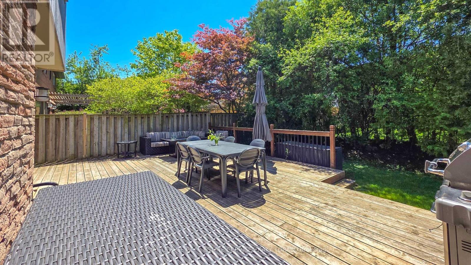 












52 LEACOCK CRESCENT

,
Toronto,




Ontario
M3B1P1

