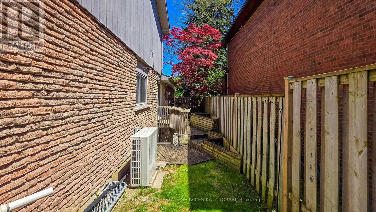 












52 LEACOCK CRESCENT

,
Toronto,




Ontario
M3B1P1

