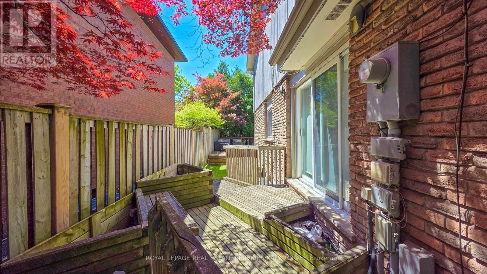 












52 LEACOCK CRESCENT

,
Toronto,




Ontario
M3B1P1

