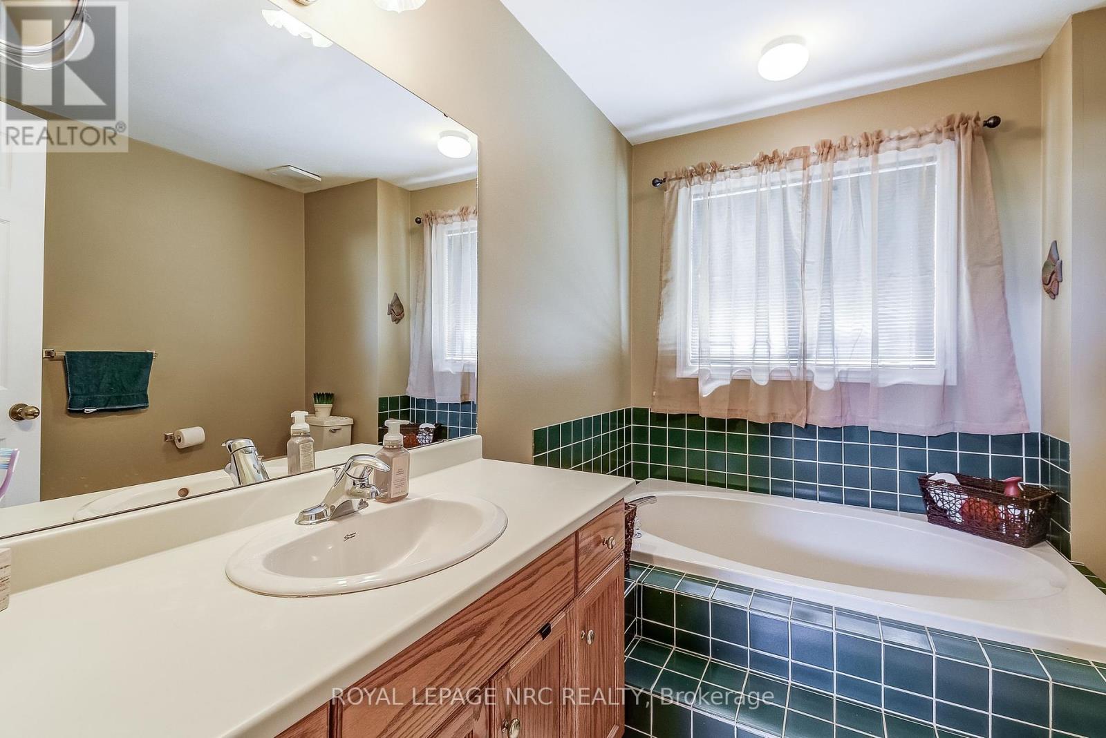 












8 HEARTH COURT

,
Niagara-on-the-Lake (Virgil),




Ontario
L0S1J0

