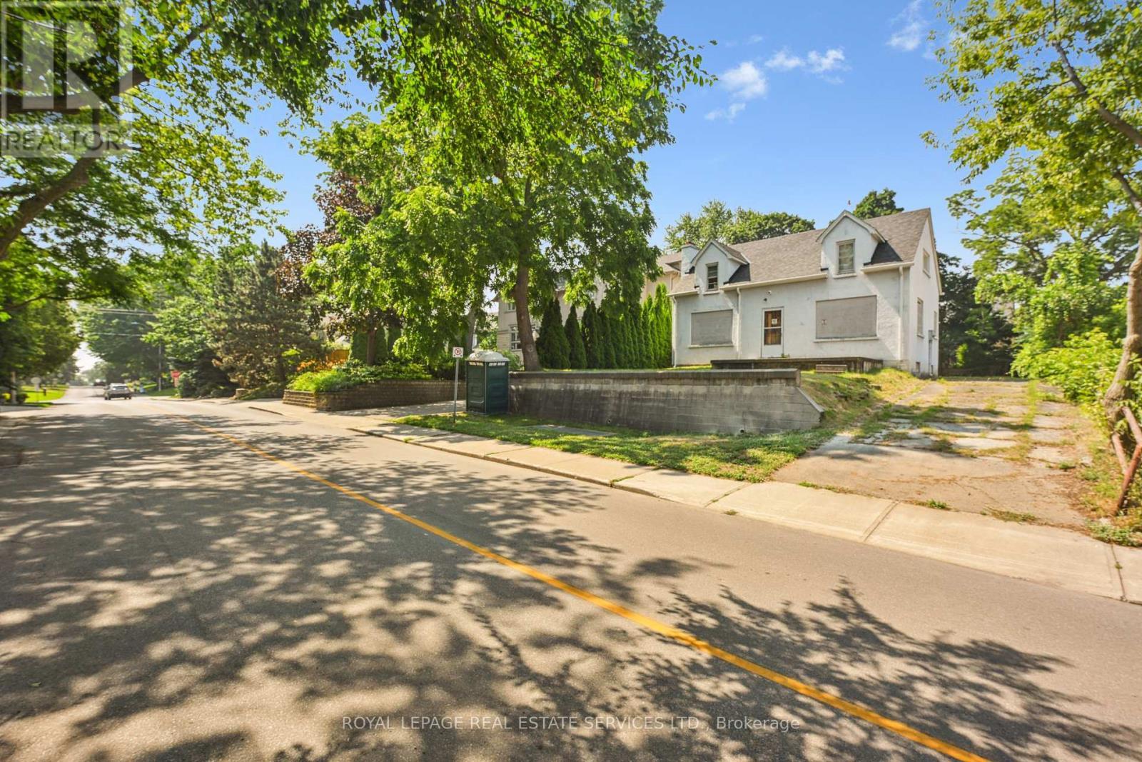 












86 KERR STREET

,
Oakville,




Ontario
L6K3A3

