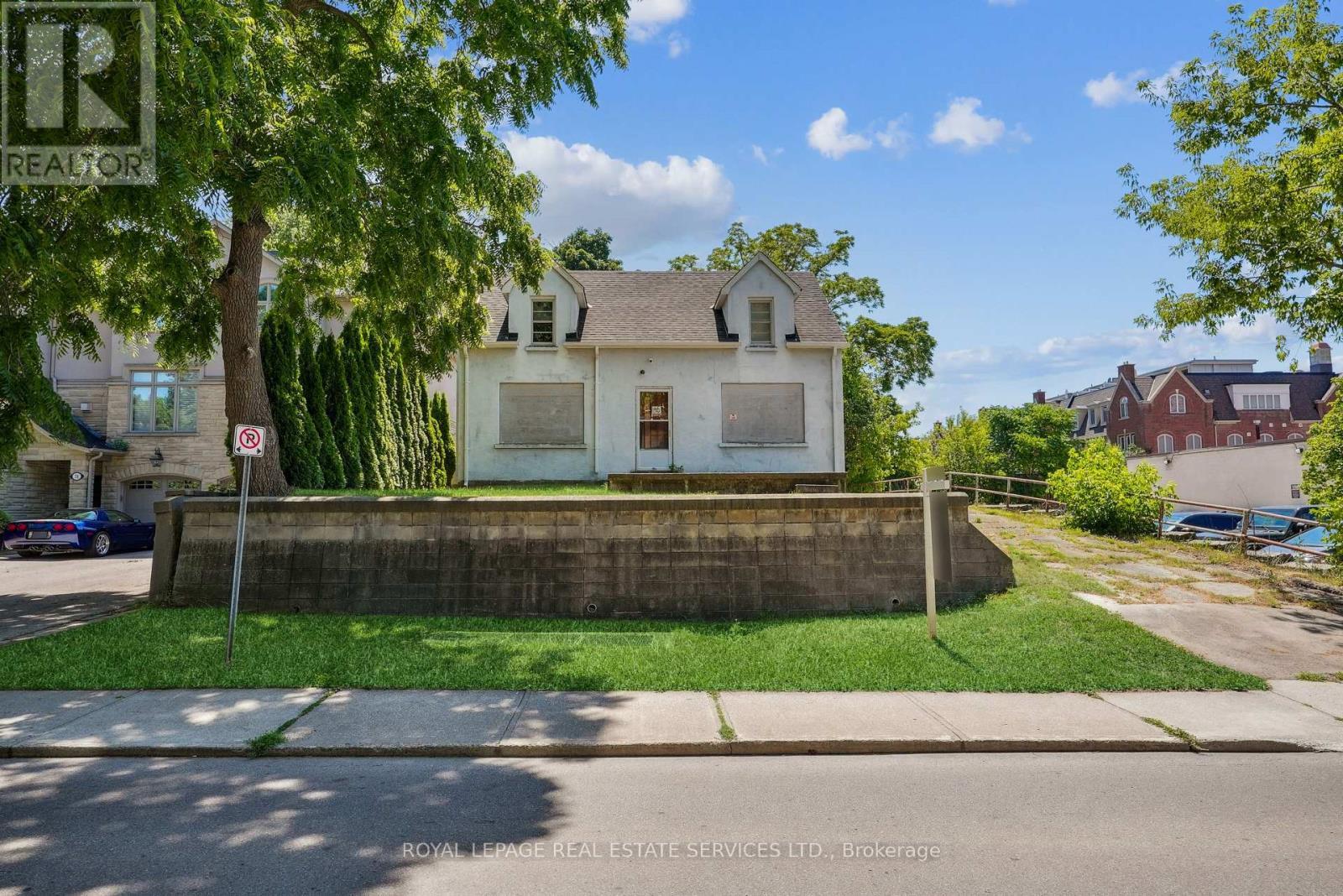 












86 KERR STREET

,
Oakville,




Ontario
L6K3A3

