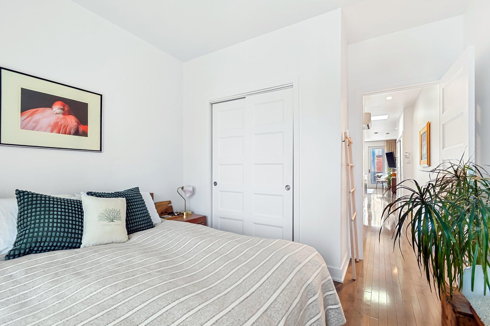









3551


Rue St-Dominique

, 302,
Montréal (Le Plateau-Mont-Royal),




QC
H2X2X5


