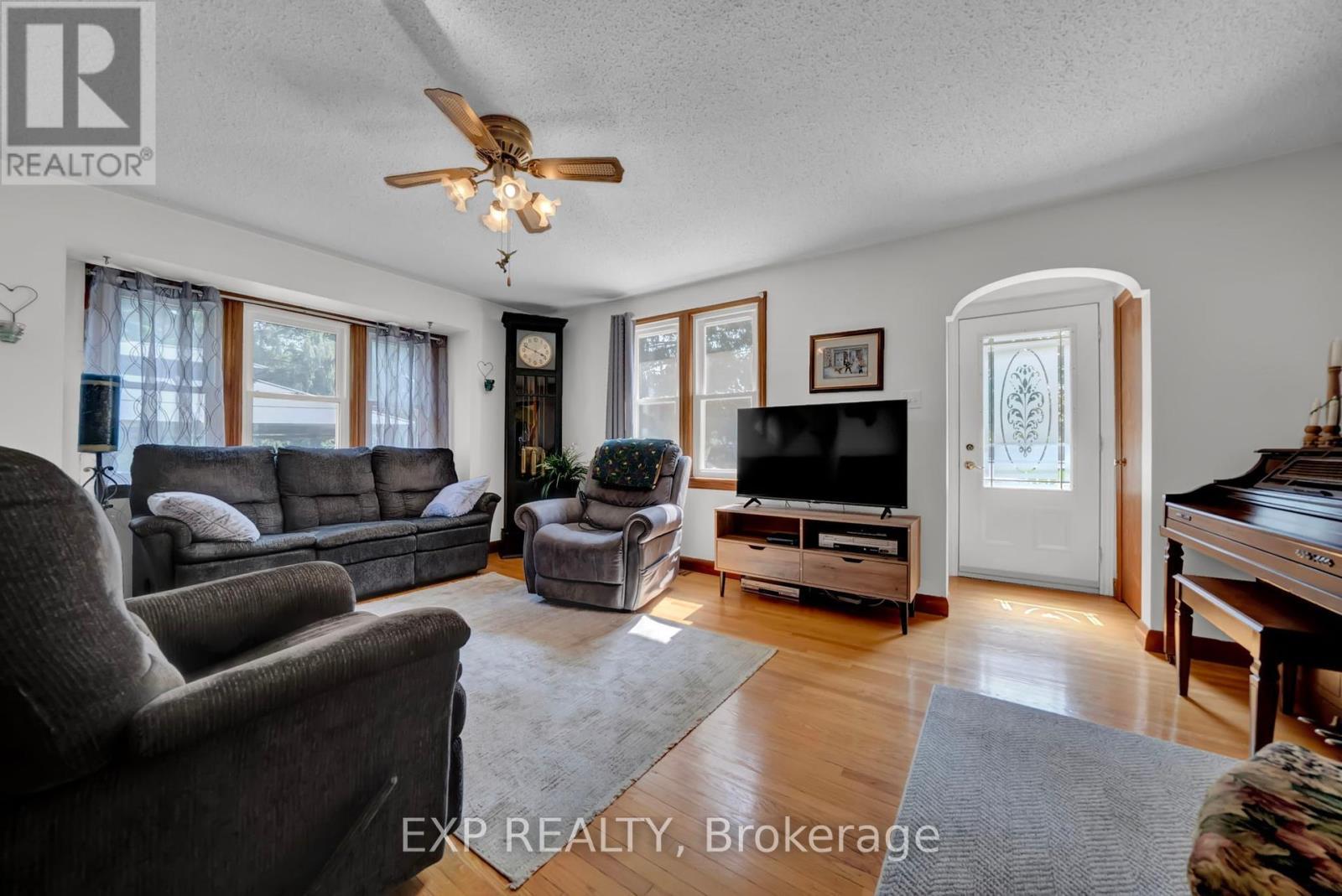 












3253 TOOLEY ROAD

,
Clarington (Courtice),




Ontario
L1E2K7

