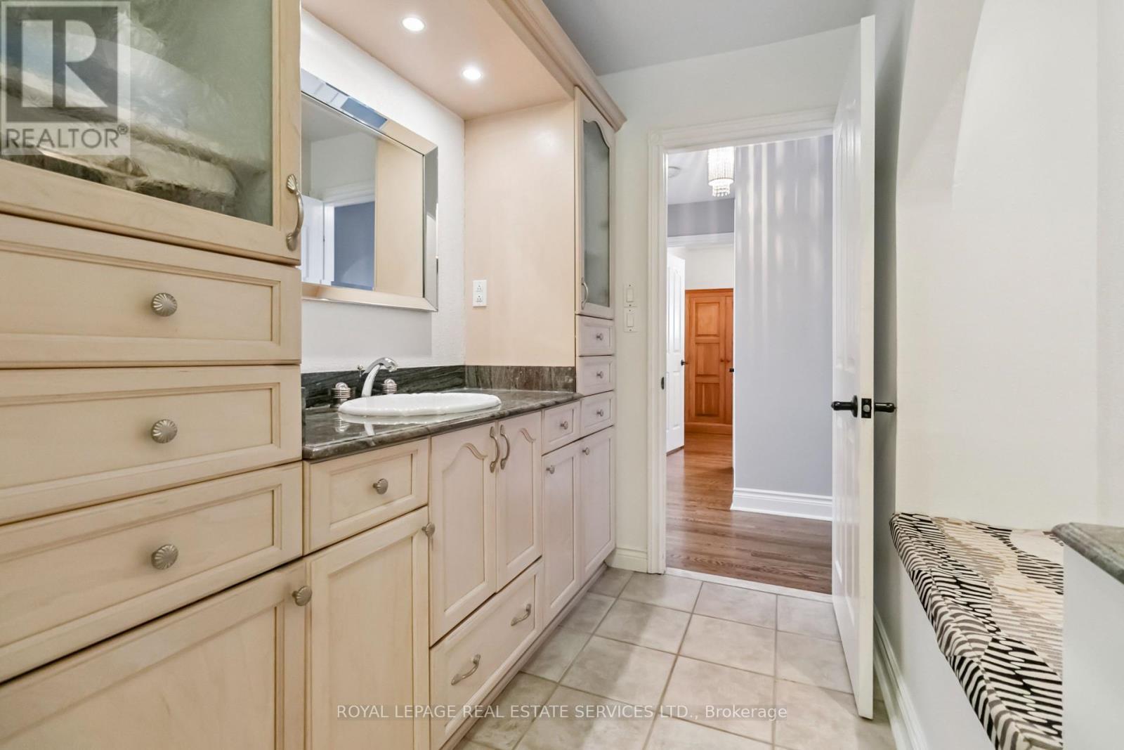 












2019 LAKESHORE ROAD W

,
Oakville,




Ontario
L6L1G6

