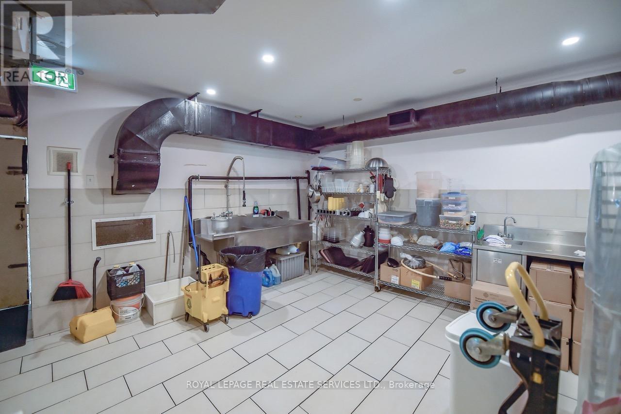 












3830 BLOOR STREET W

,
Toronto,




Ontario
M9B1K8

