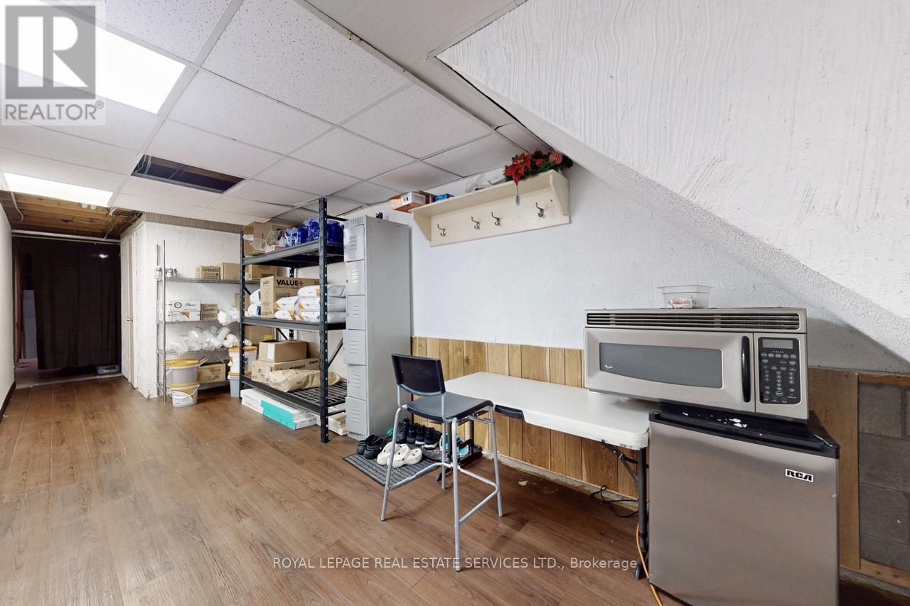 












3830 BLOOR STREET W

,
Toronto,




Ontario
M9B1K8

