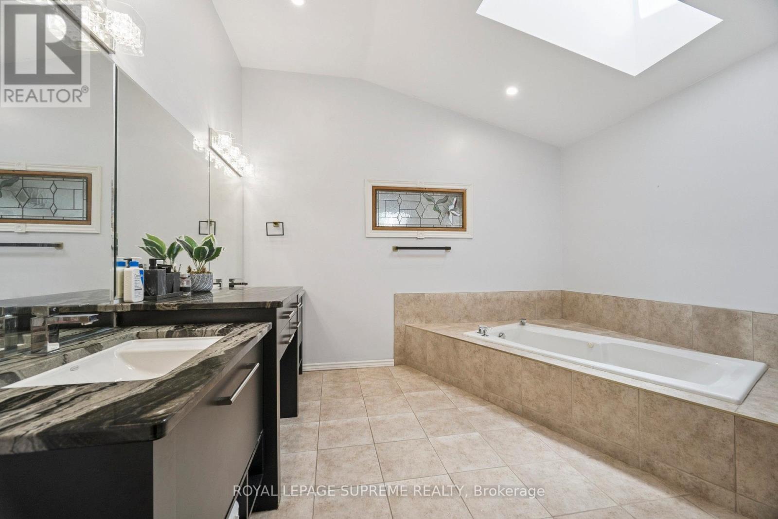 












635 GRAND VIEW AVENUE

,
London South,




Ontario
N6K3G1

