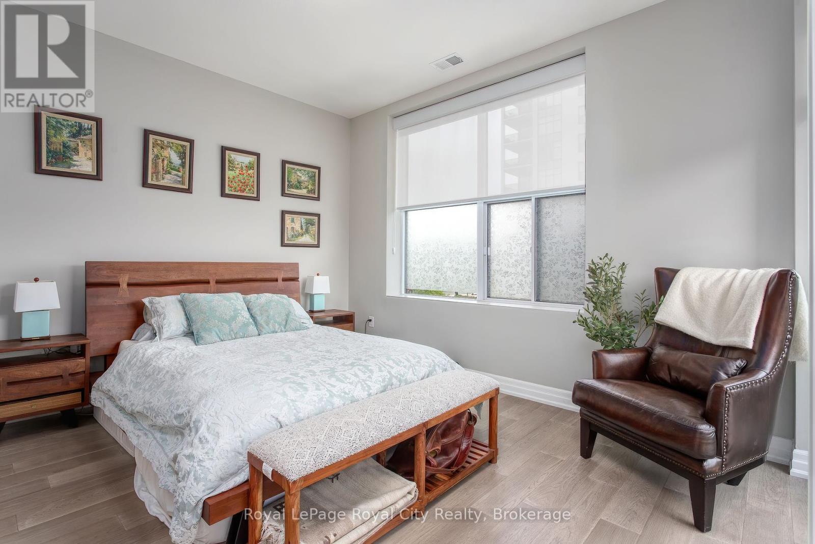 












205 - 1880 GORDON STREET

,
Guelph (Pineridge/Westminster Woods),




Ontario
N1L1L8

