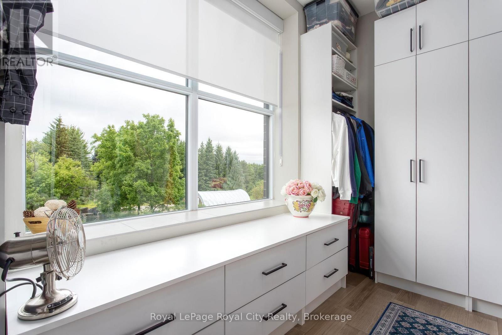 












205 - 1880 GORDON STREET

,
Guelph (Pineridge/Westminster Woods),




Ontario
N1L1L8

