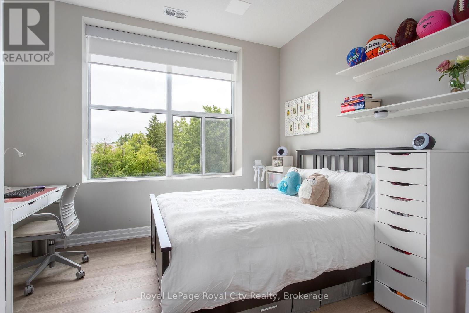 












205 - 1880 GORDON STREET

,
Guelph (Pineridge/Westminster Woods),




Ontario
N1L1L8

