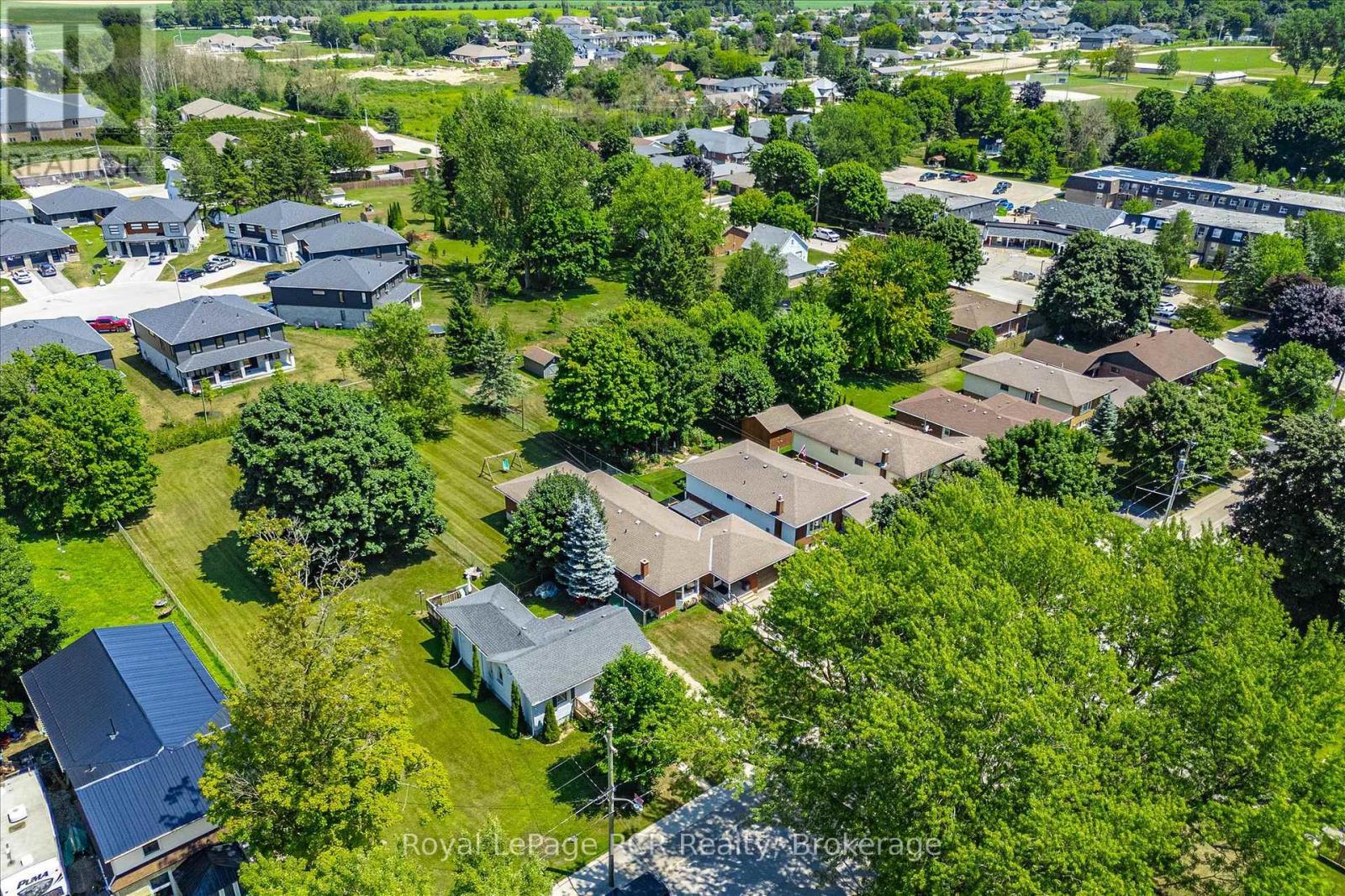 












240 EGREMONT STREET N

,
Wellington North (Mount Forest),




Ontario
N0G2L2

