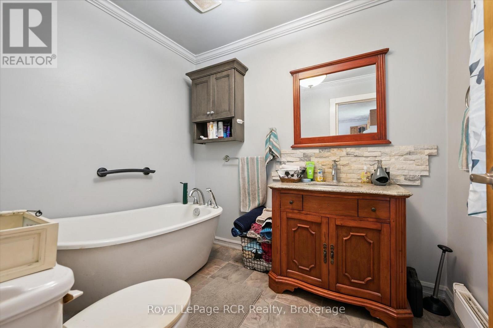 












240 EGREMONT STREET N

,
Wellington North (Mount Forest),




Ontario
N0G2L2


