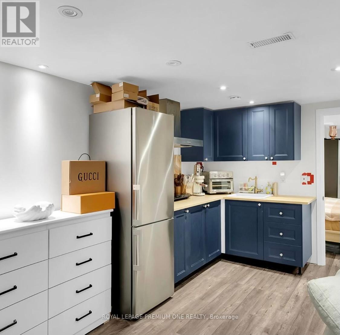 












7 - 70 PLUNKETT ROAD

,
Toronto,




Ontario
M9L2J4

