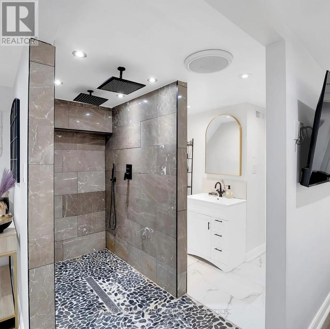 












7 - 70 PLUNKETT ROAD

,
Toronto,




Ontario
M9L2J4


