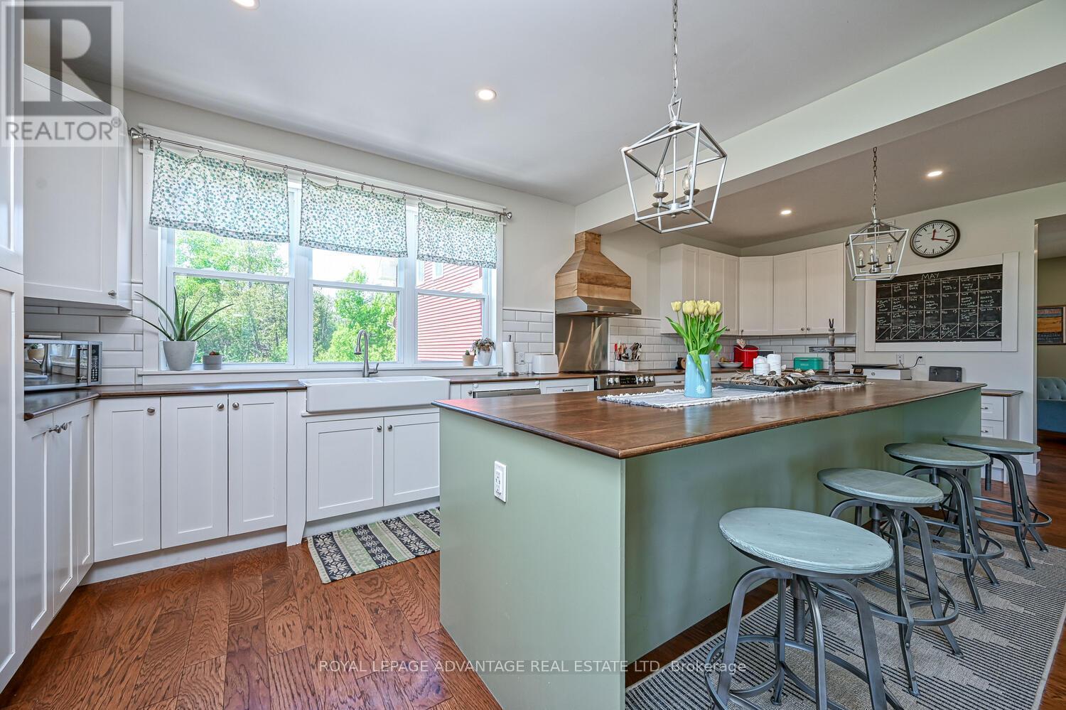 












455 CHURCHILL ROAD

,
Drummond/North Elmsley,




Ontario
K7A4S4

