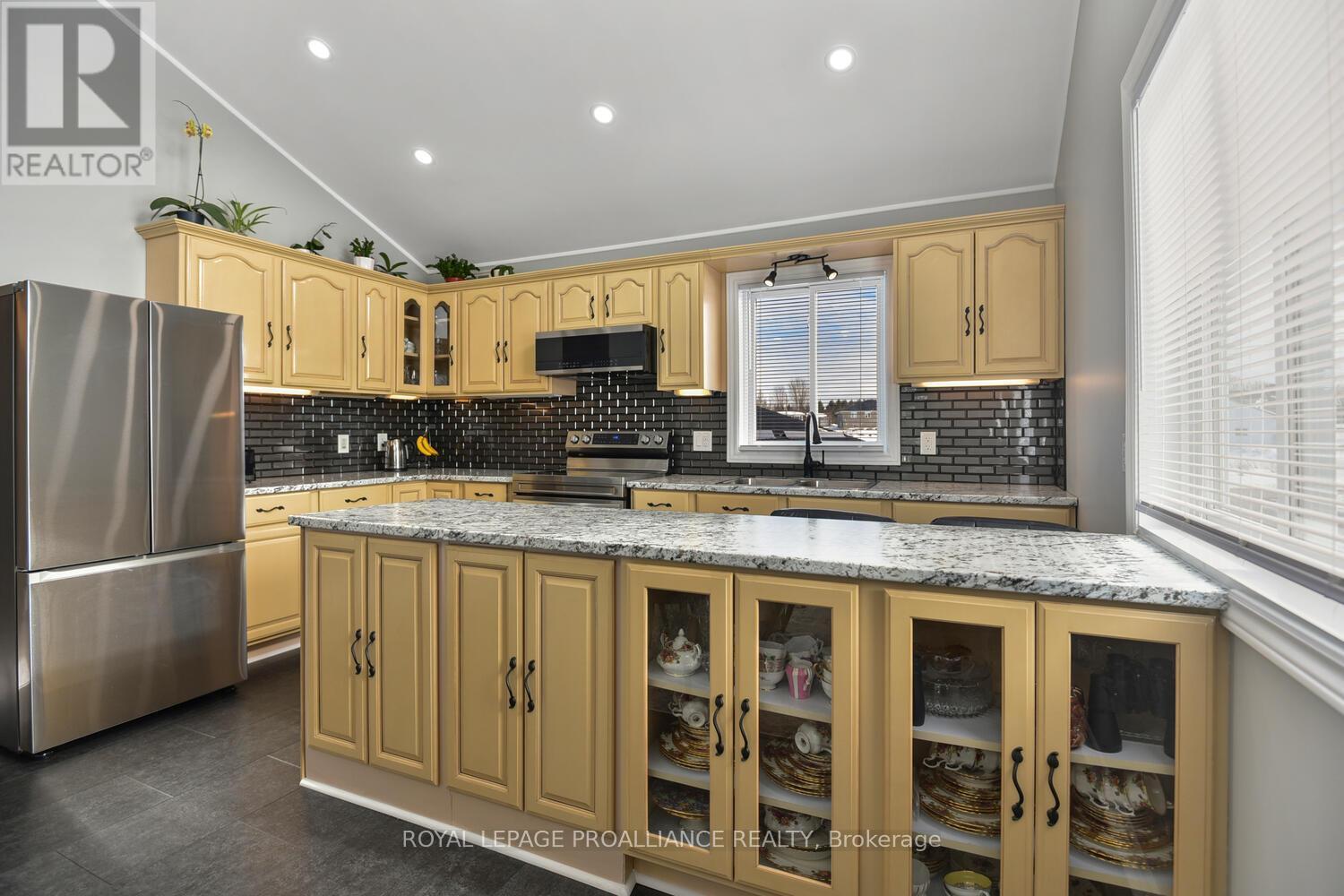 












11 JUDY PLACE

,
Edwardsburgh/Cardinal,




Ontario
K0E1E0

