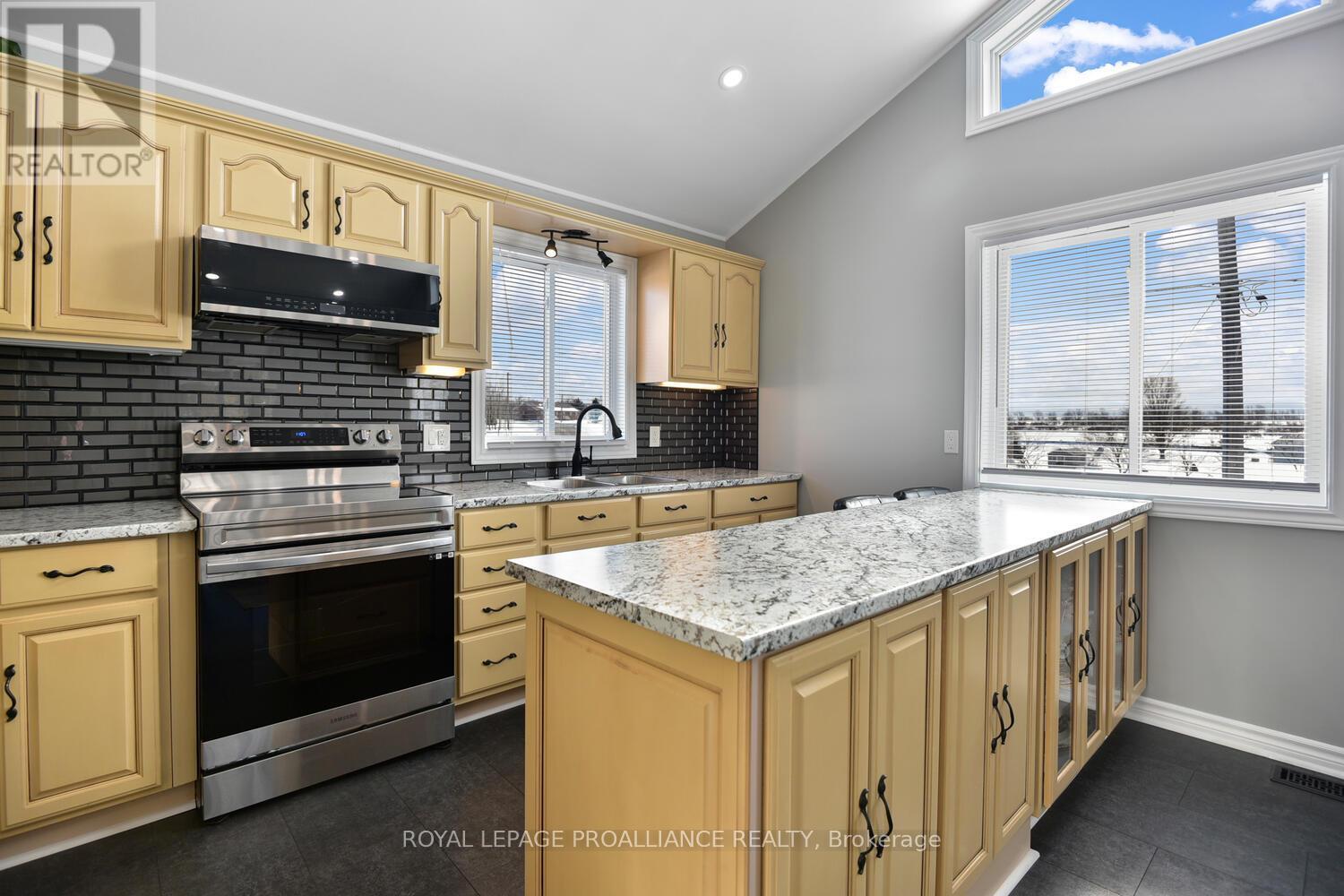 












11 JUDY PLACE

,
Edwardsburgh/Cardinal,




Ontario
K0E1E0

