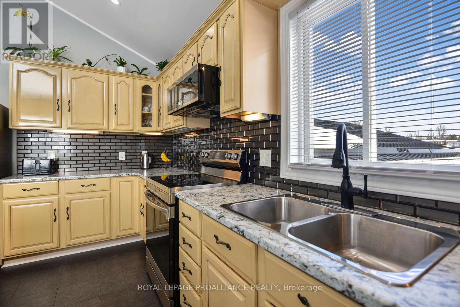 












11 JUDY PLACE

,
Edwardsburgh/Cardinal,




Ontario
K0E1E0

