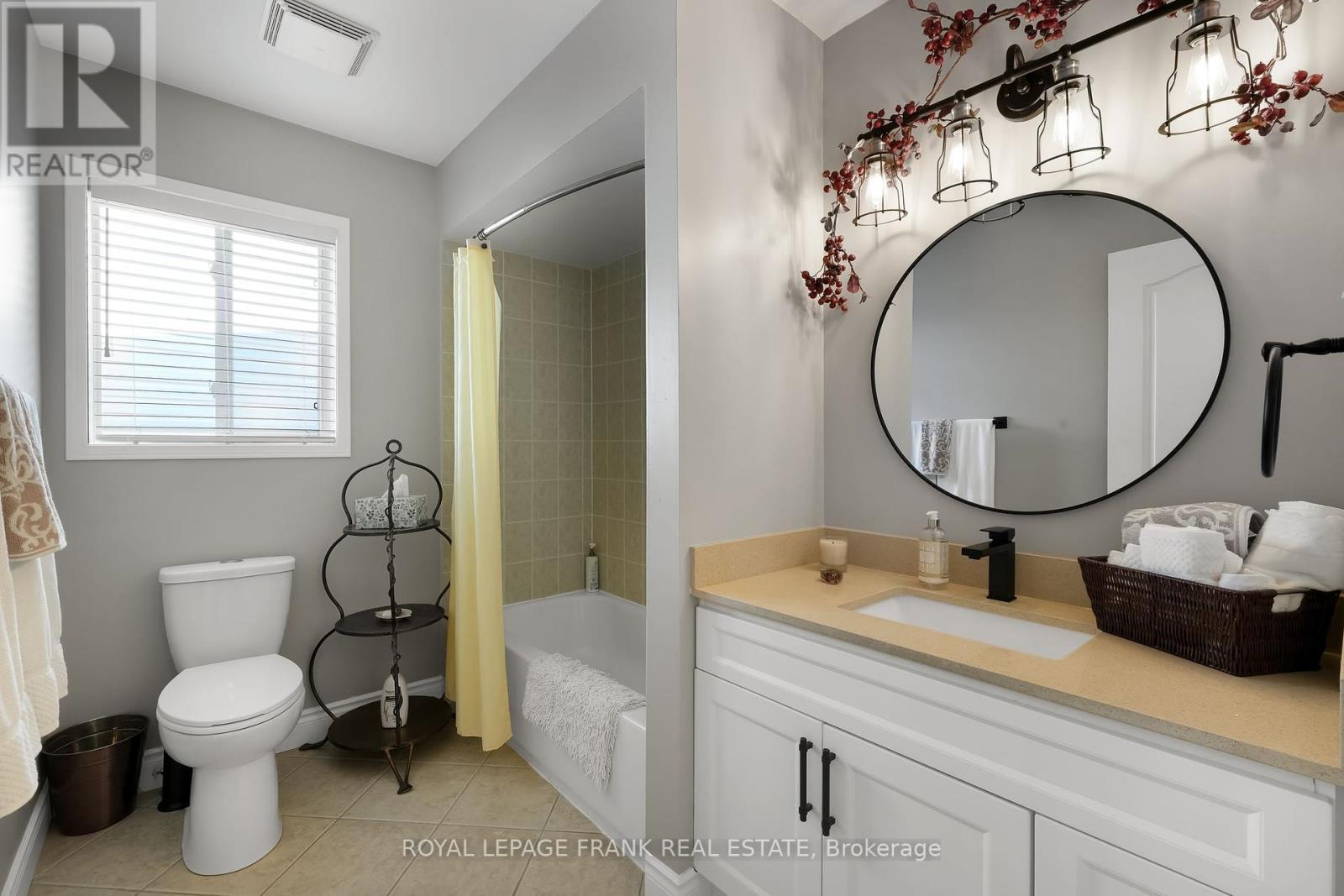 












9 HOLLOWAY DRIVE

,
Ajax (South East),




Ontario
L1Z1M5

