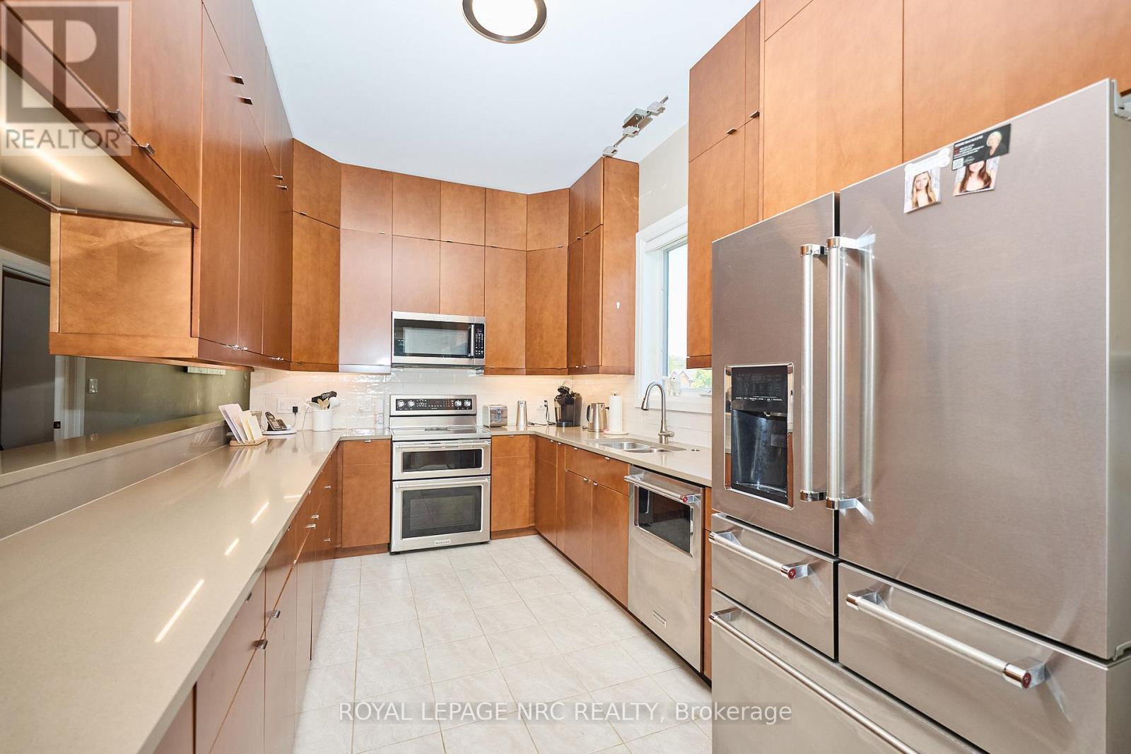 












19 FRANCESCO CRESCENT

,
St. Catharines (Rykert/Vansickle),




Ontario
L2S4C7

