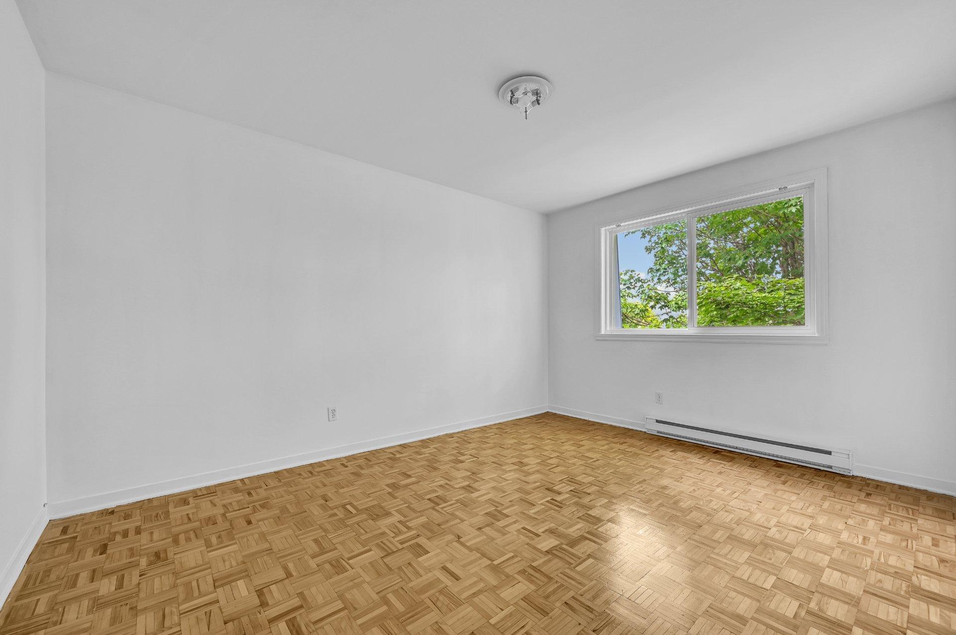 









369

 - 370


Rue Desjardins N.

,
Granby,




QC
J2G8L6


