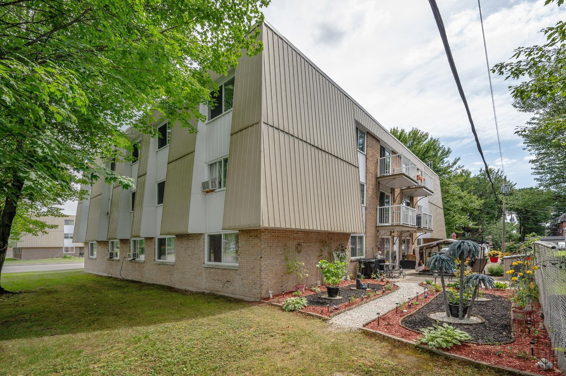 









369

 - 370


Rue Desjardins N.

,
Granby,




QC
J2G8L6

