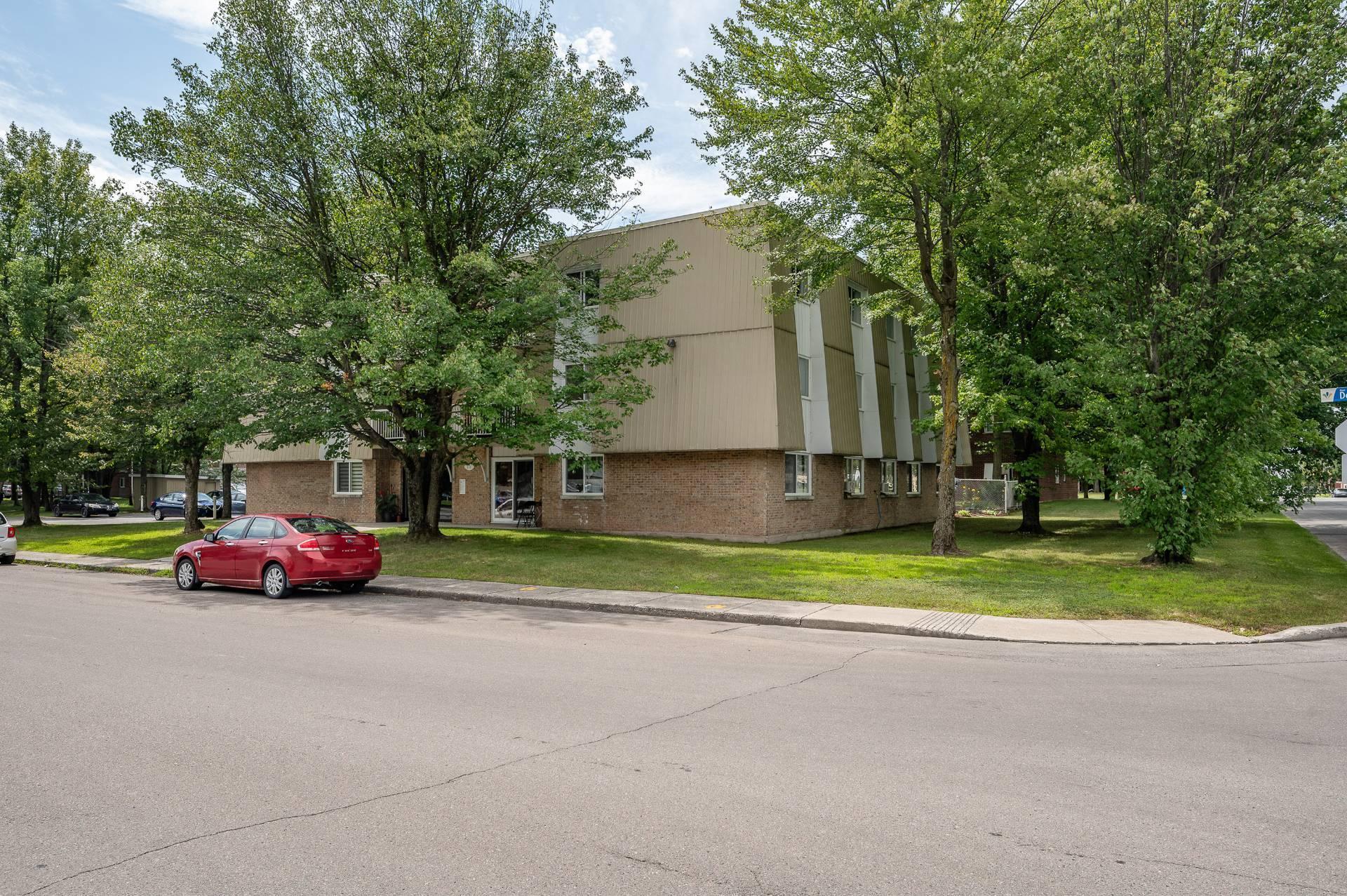 









369

 - 370


Rue Desjardins N.

,
Granby,




QC
J2G8L6

