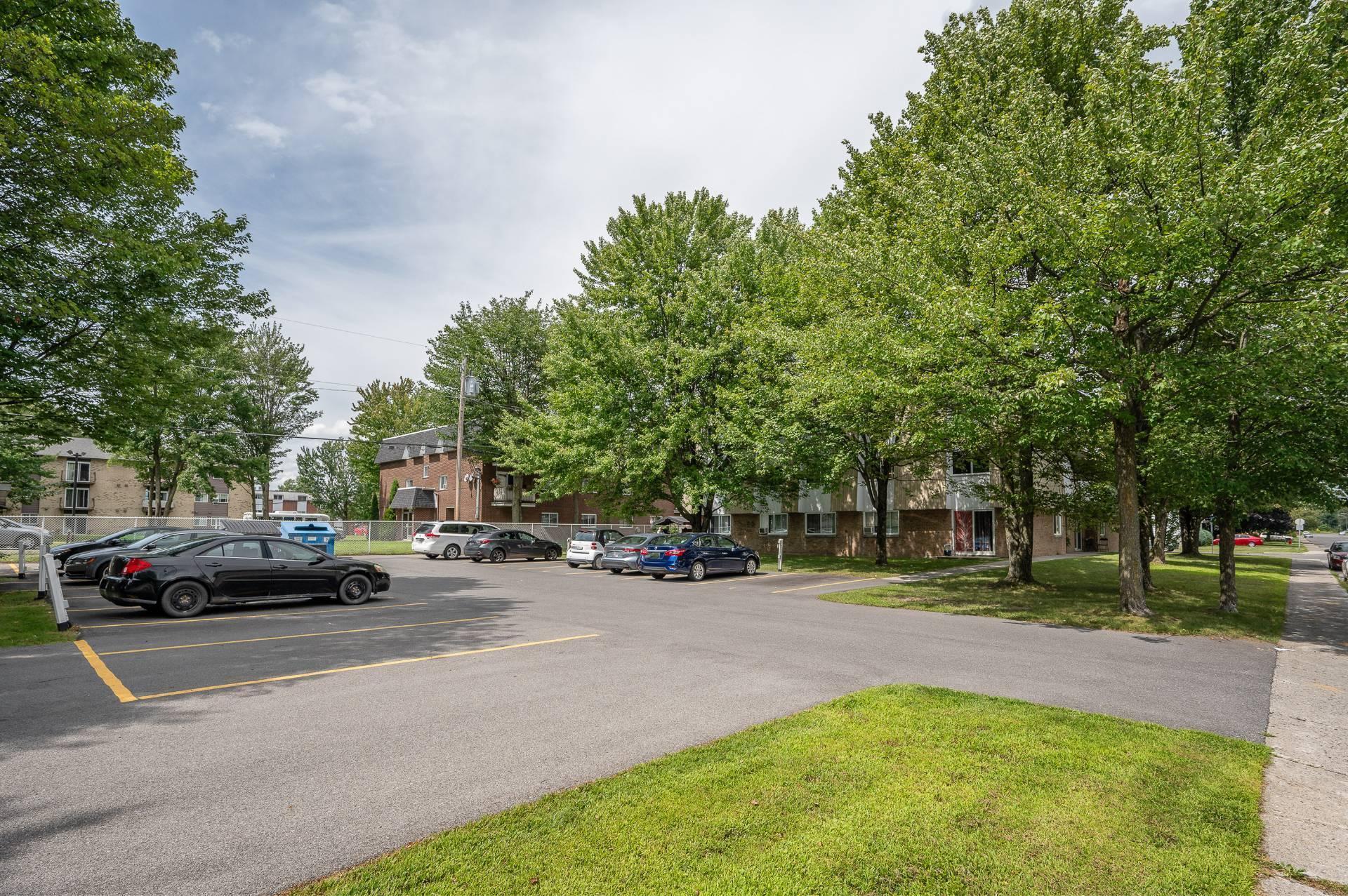 









369

 - 370


Rue Desjardins N.

,
Granby,




QC
J2G8L6

