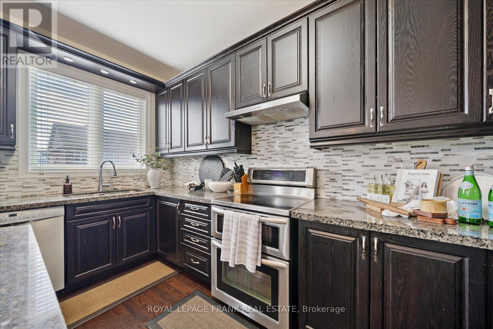 












24 BURNING SPRINGS PLACE

,
Whitby (Brooklin),




Ontario
L1M0K1

