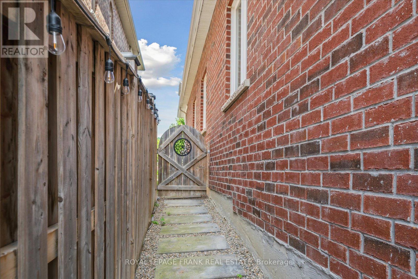 












24 BURNING SPRINGS PLACE

,
Whitby (Brooklin),




Ontario
L1M0K1

