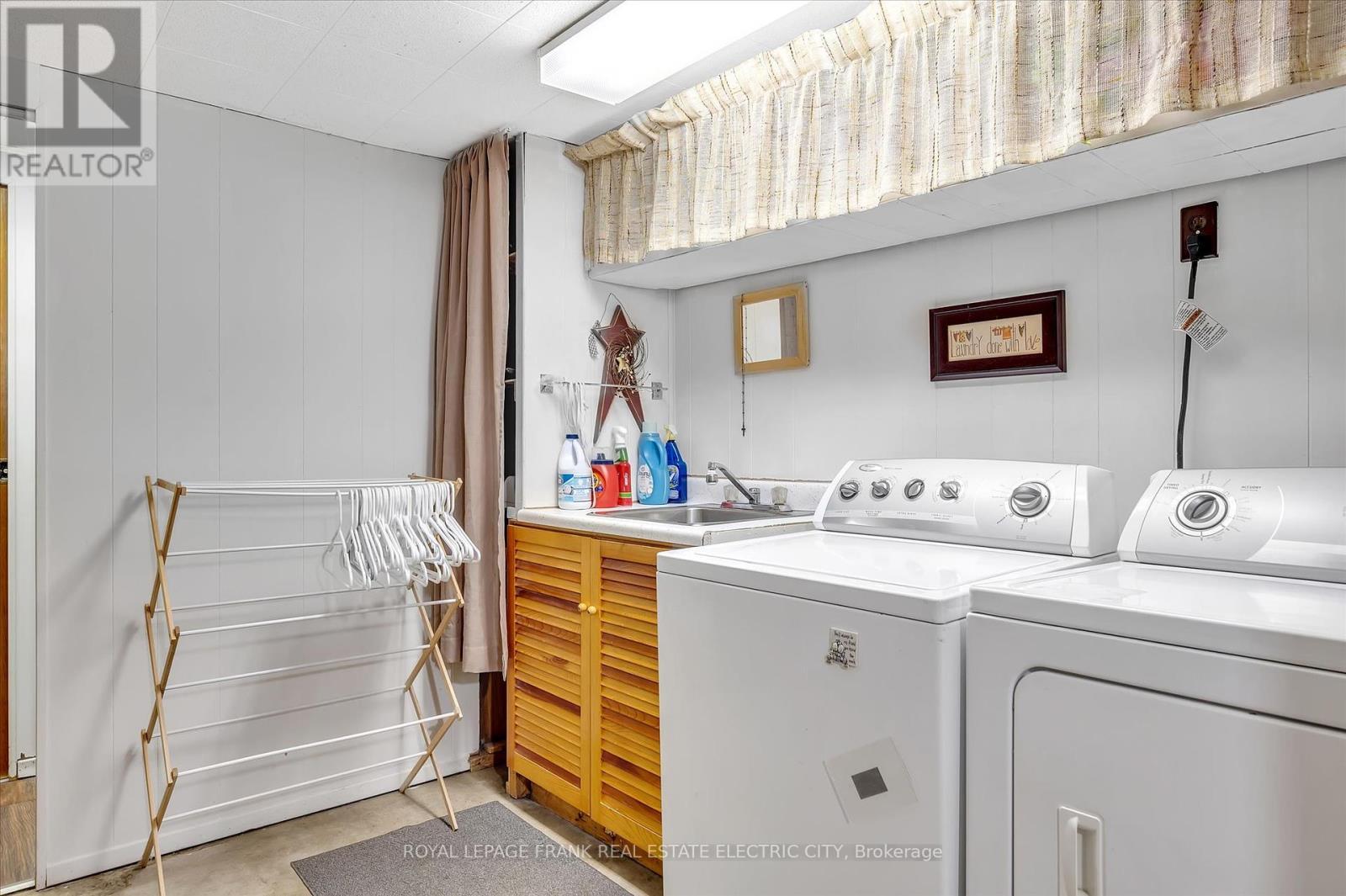 












887 WESTDALE AVENUE

,
Peterborough North (South),




Ontario
K9H6C5

