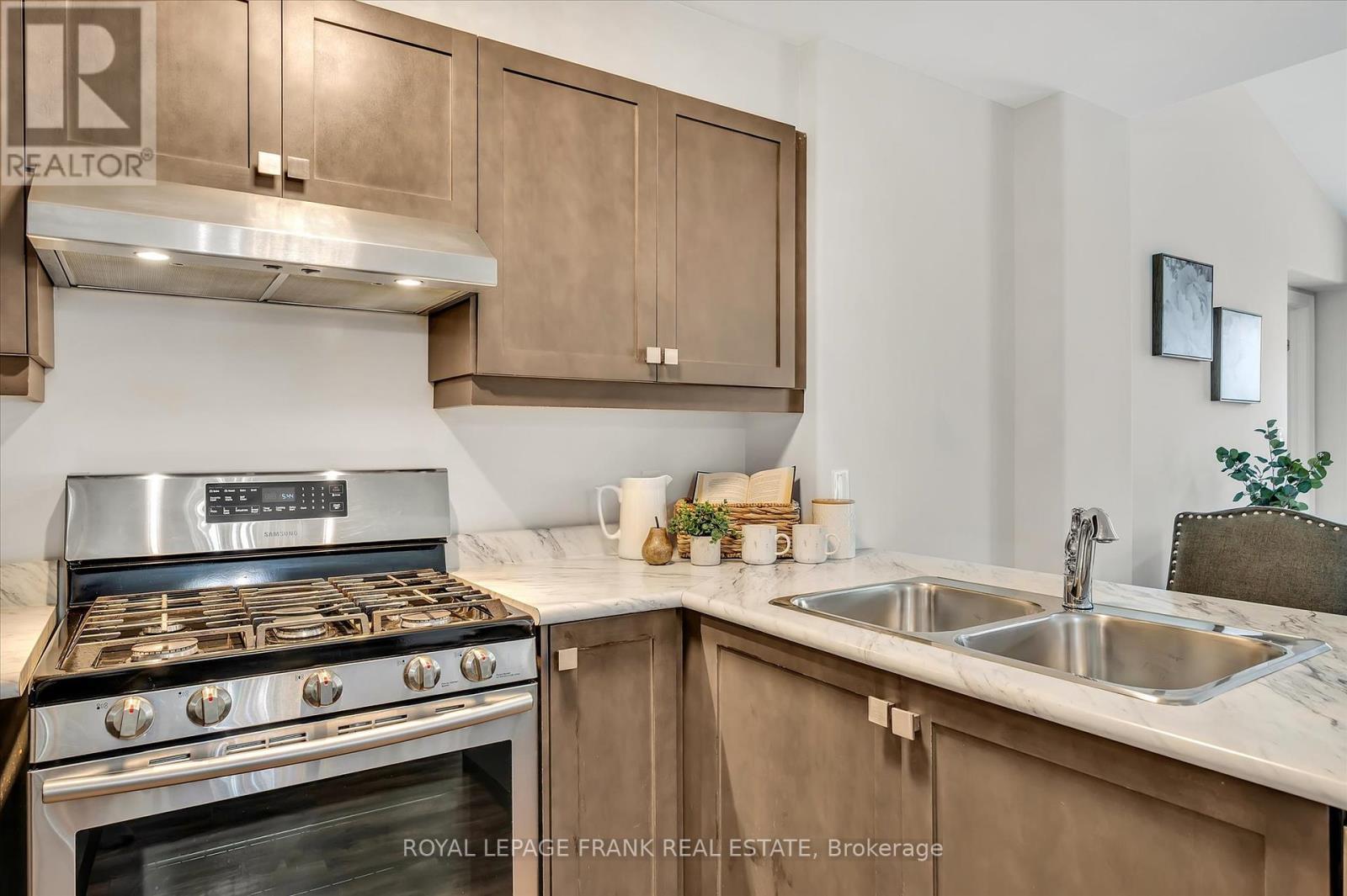 












562 GRANGE WAY

,
Peterborough North (North),




Ontario
K9H0G5

