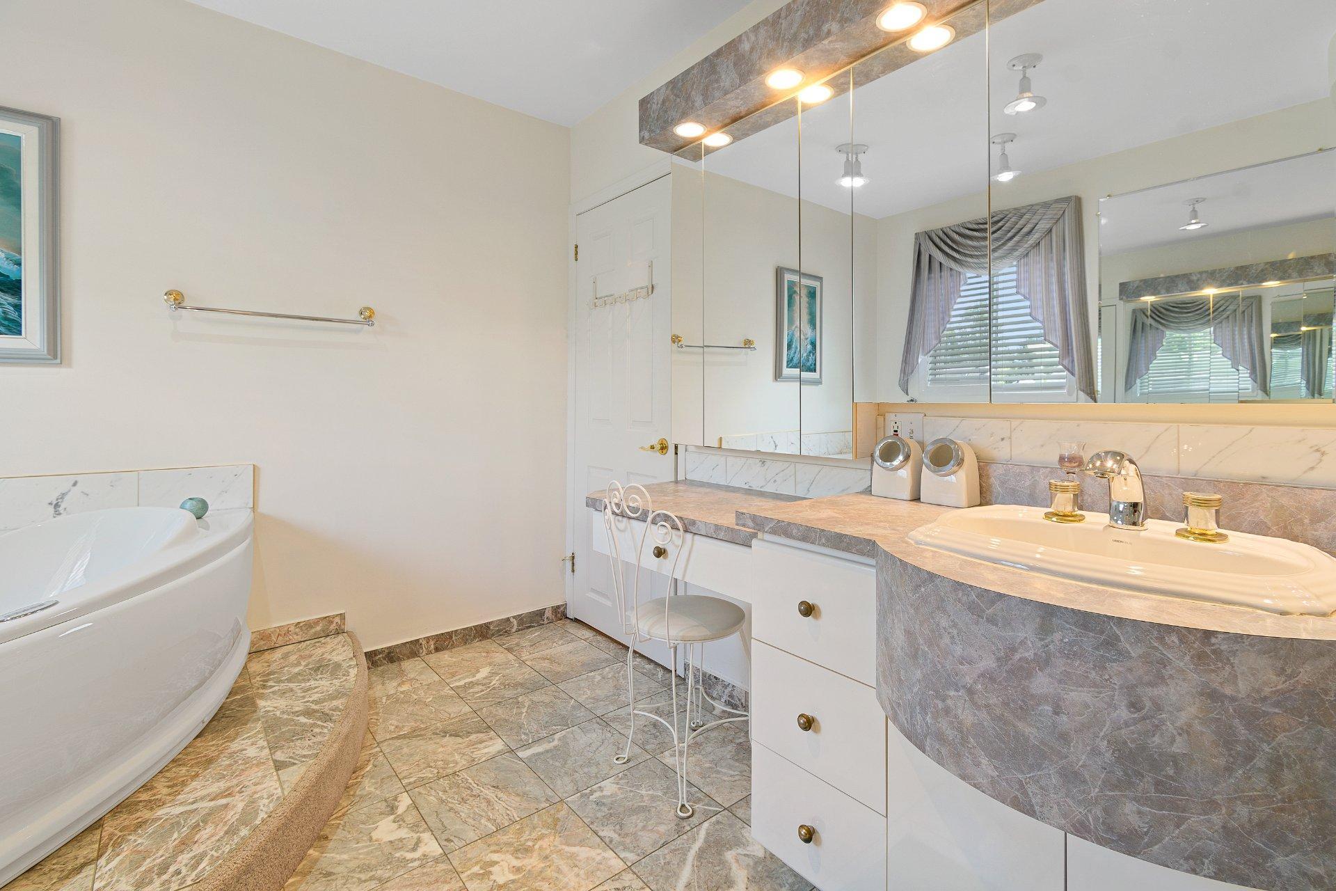 









35


Rue Frost

,
Fort-Coulonge,




QC
J0X1V0

