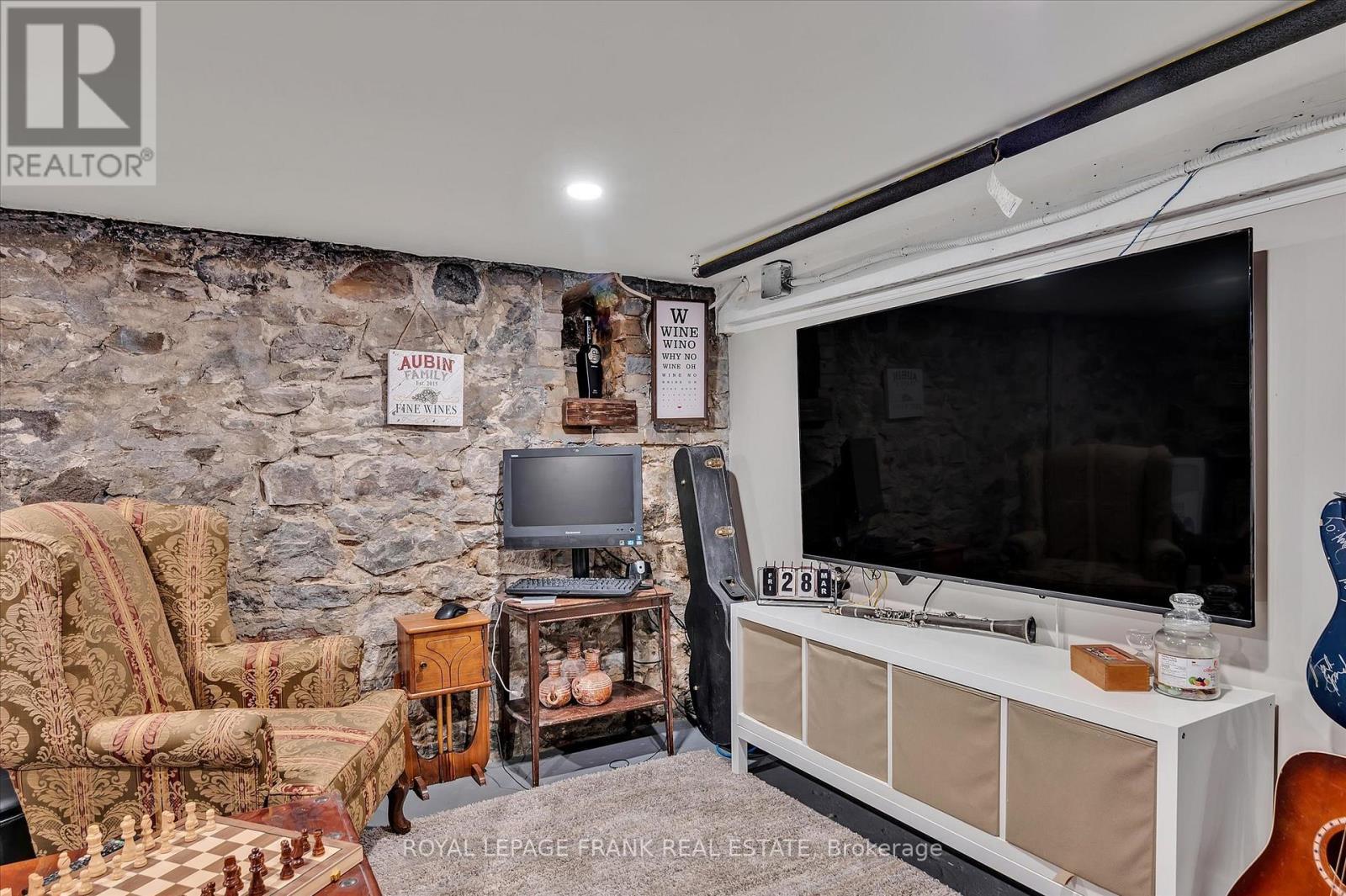 












46 SOPHIA STREET

,
Peterborough East (Central),




Ontario
K9H1E1

