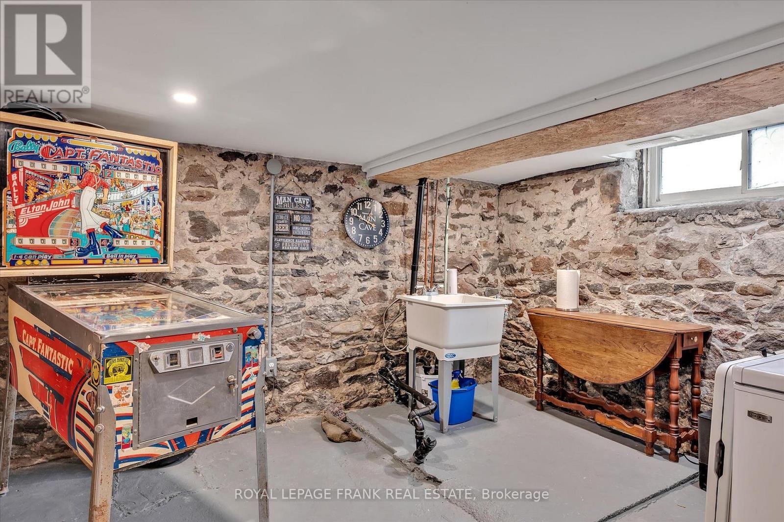 












46 SOPHIA STREET

,
Peterborough East (Central),




Ontario
K9H1E1

