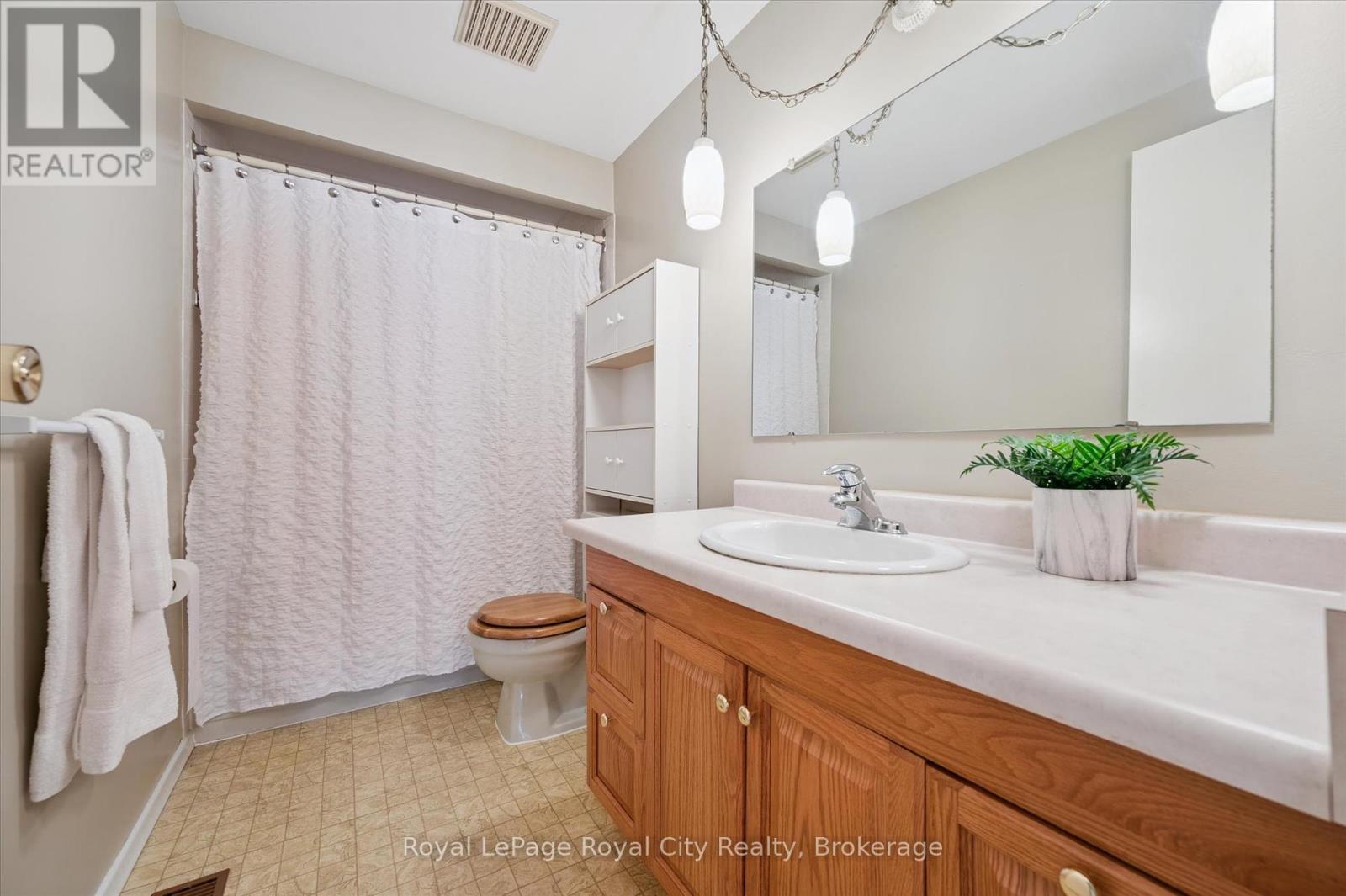 












15 JODI PLACE

,
Guelph (Willow West/Sugarbush/West Acres),




Ontario
N1H7R1

