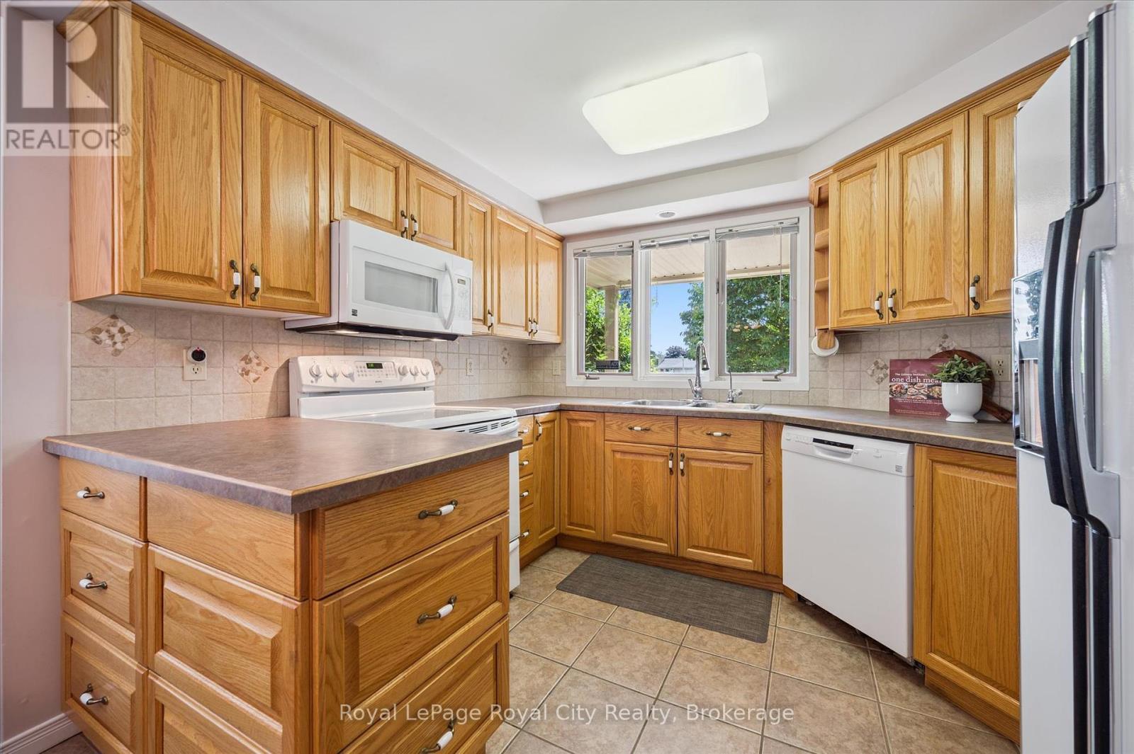












15 JODI PLACE

,
Guelph (Willow West/Sugarbush/West Acres),




Ontario
N1H7R1

