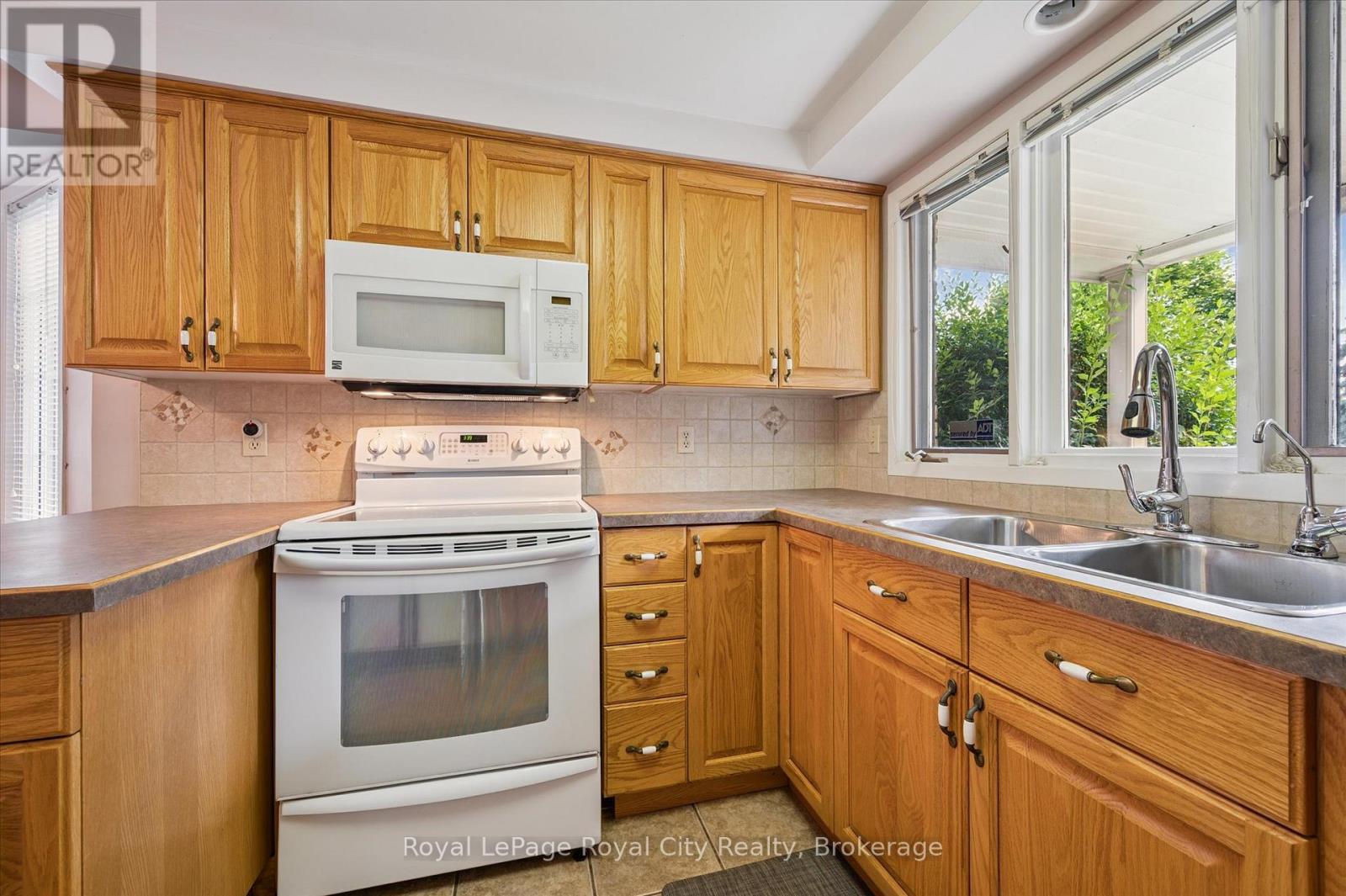 












15 JODI PLACE

,
Guelph (Willow West/Sugarbush/West Acres),




Ontario
N1H7R1

