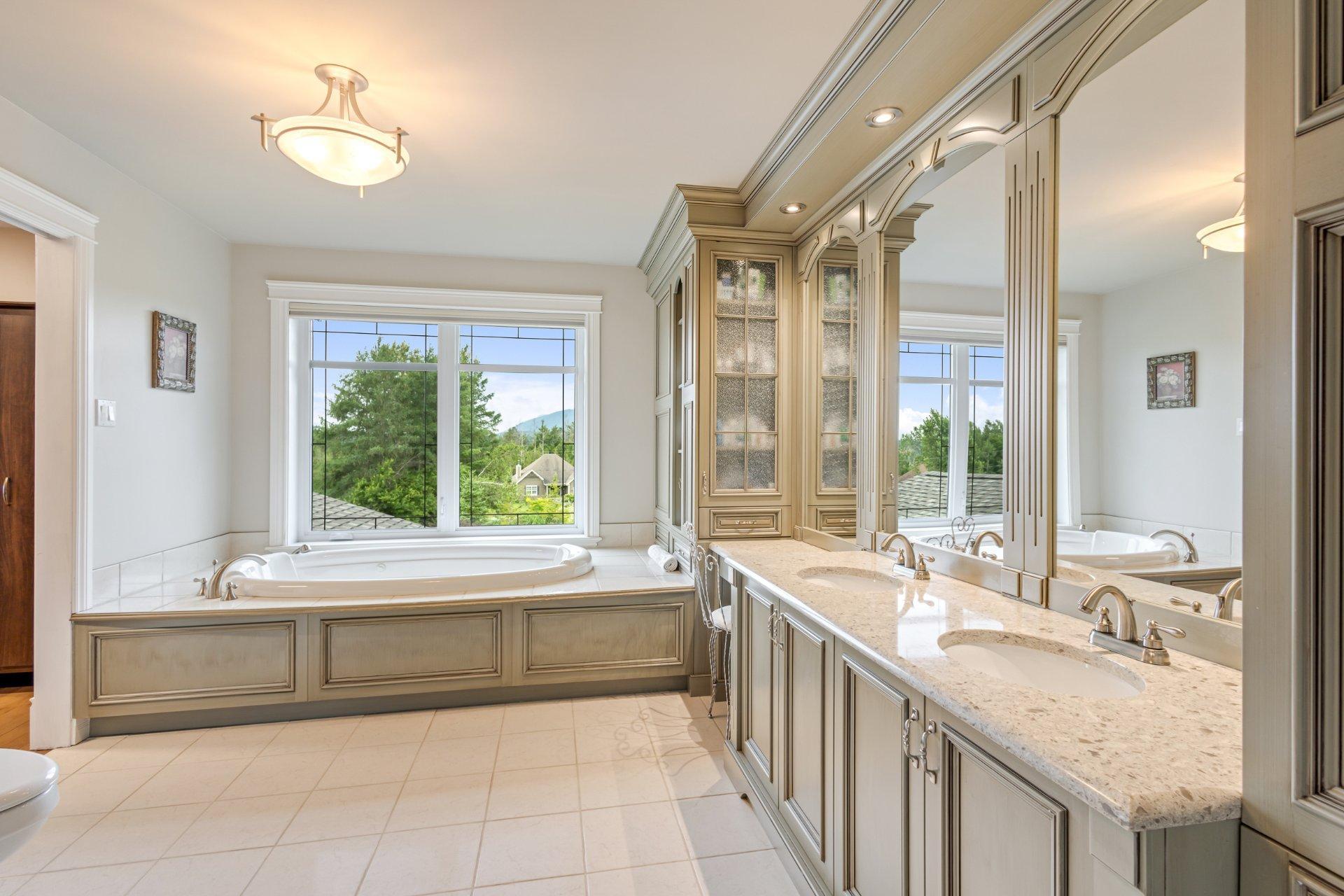 









262


Rue du Pic-du-Lynx

,
Magog,




QC
J1X0E5

