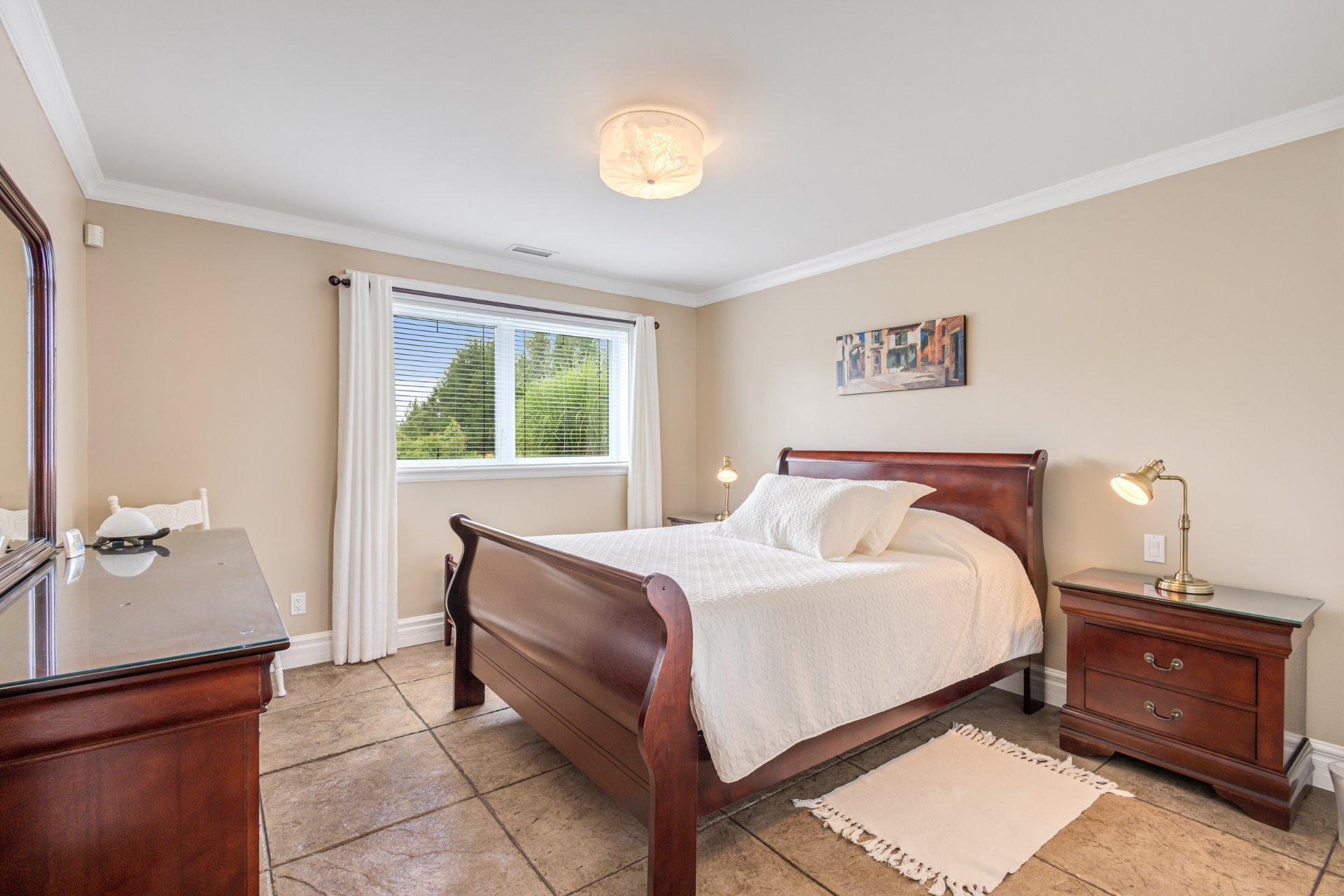 









262


Rue du Pic-du-Lynx

,
Magog,




QC
J1X0E5

